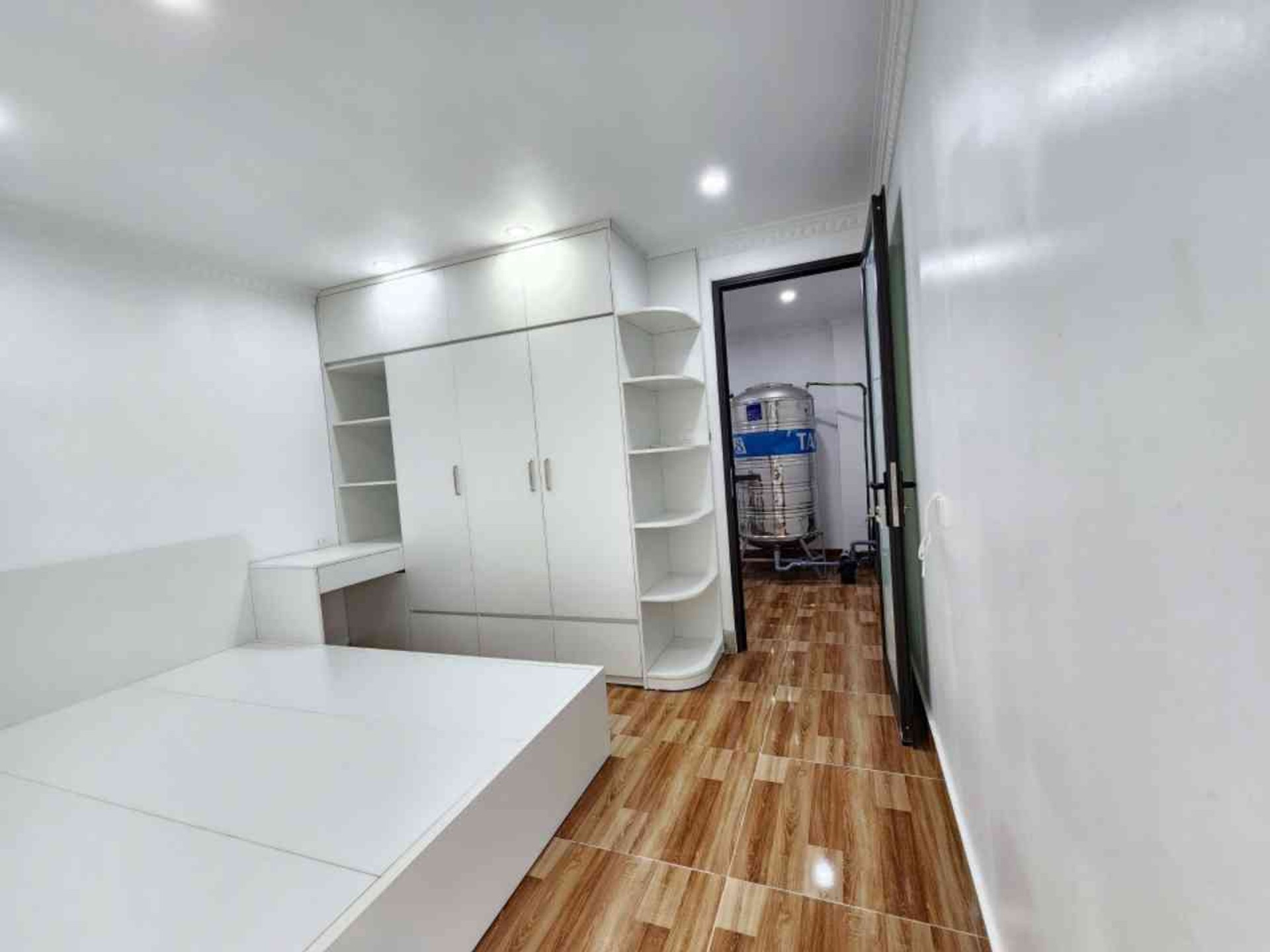 Bán nhà Lĩnh Nam - diện tích 23m2 3 tầng - ô tô dừng đỗ thoải mái - giá 2,9 tỷ