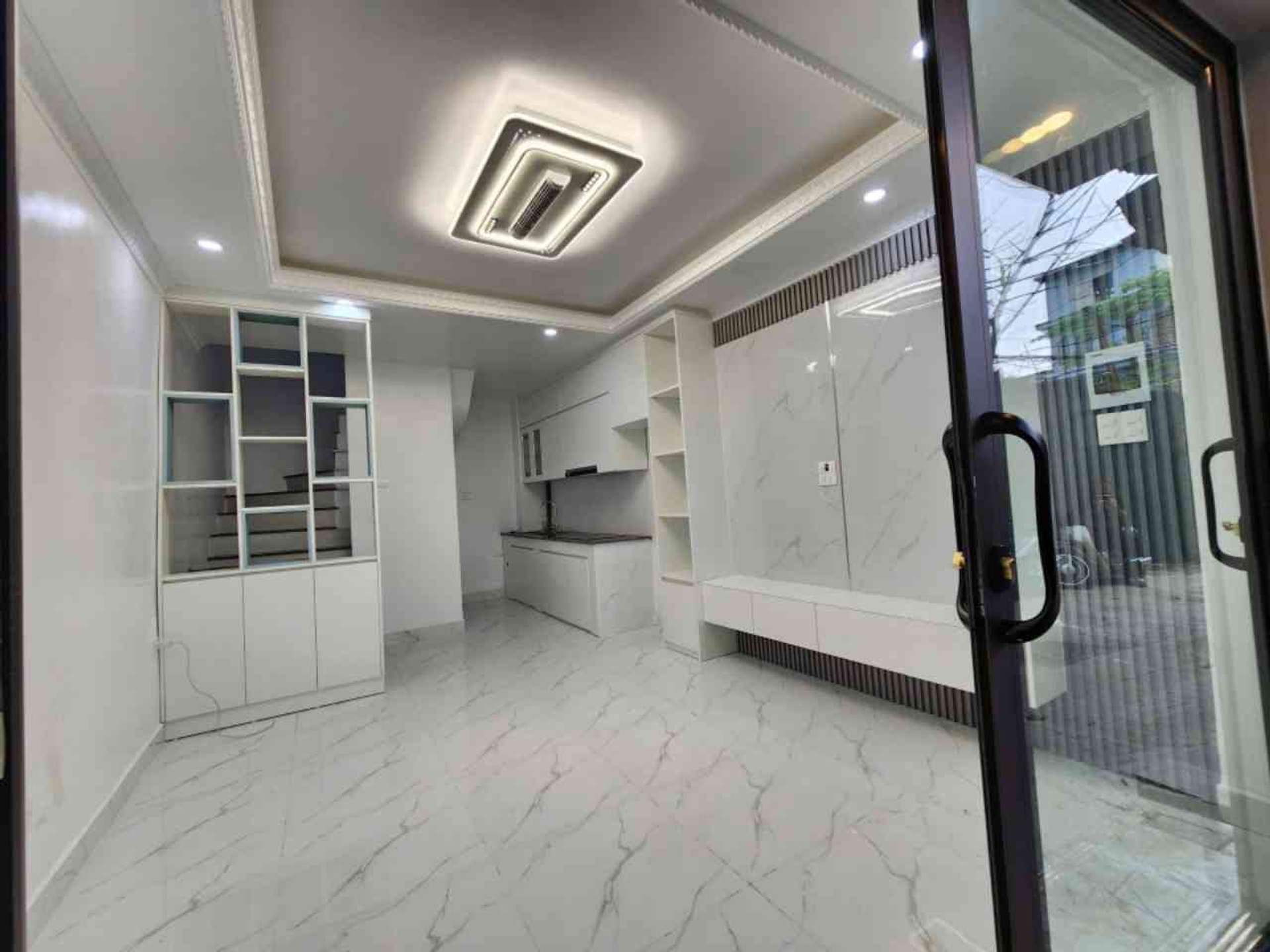 Bán nhà Lĩnh Nam - diện tích 23m2 3 tầng - ô tô dừng đỗ thoải mái - giá 2,9 tỷ