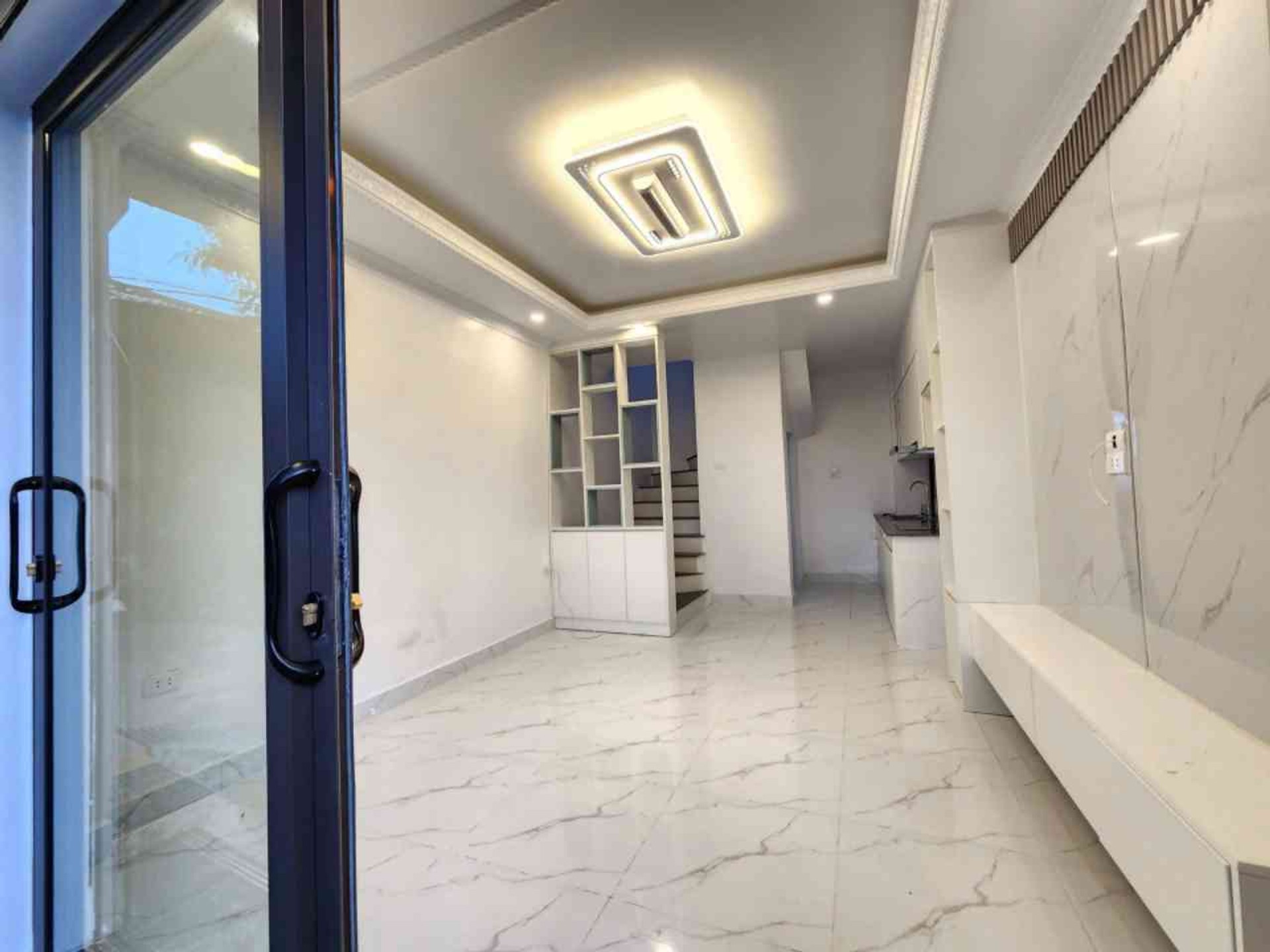 Bán nhà Lĩnh Nam - diện tích 23m2 3 tầng - ô tô dừng đỗ thoải mái - giá 2,9 tỷ