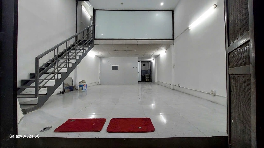 Bán nhà Định Công Thượng - diện tích 66m2 1 tầng - nhà đi được 2 mặt ngõ - giá 2,5 tỷ