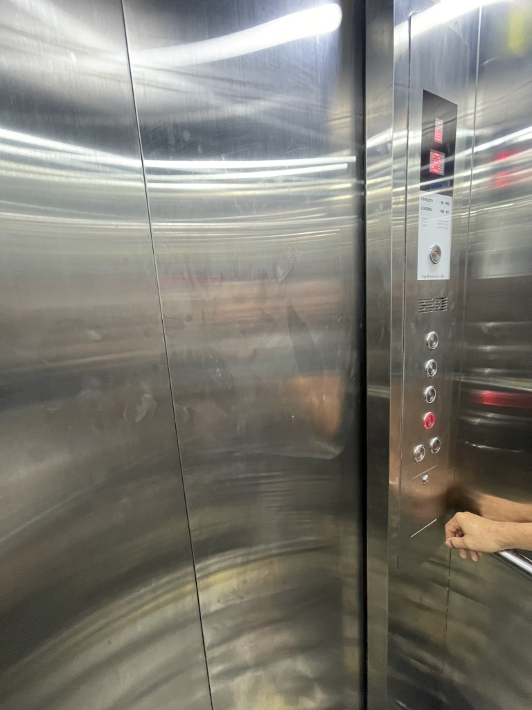 Bán nhà Ao Sào - diện tích 200m2 4 tầng - MẶT PHỐ LÔ GÓC 3 THOÁNG - giá 65 tỷ