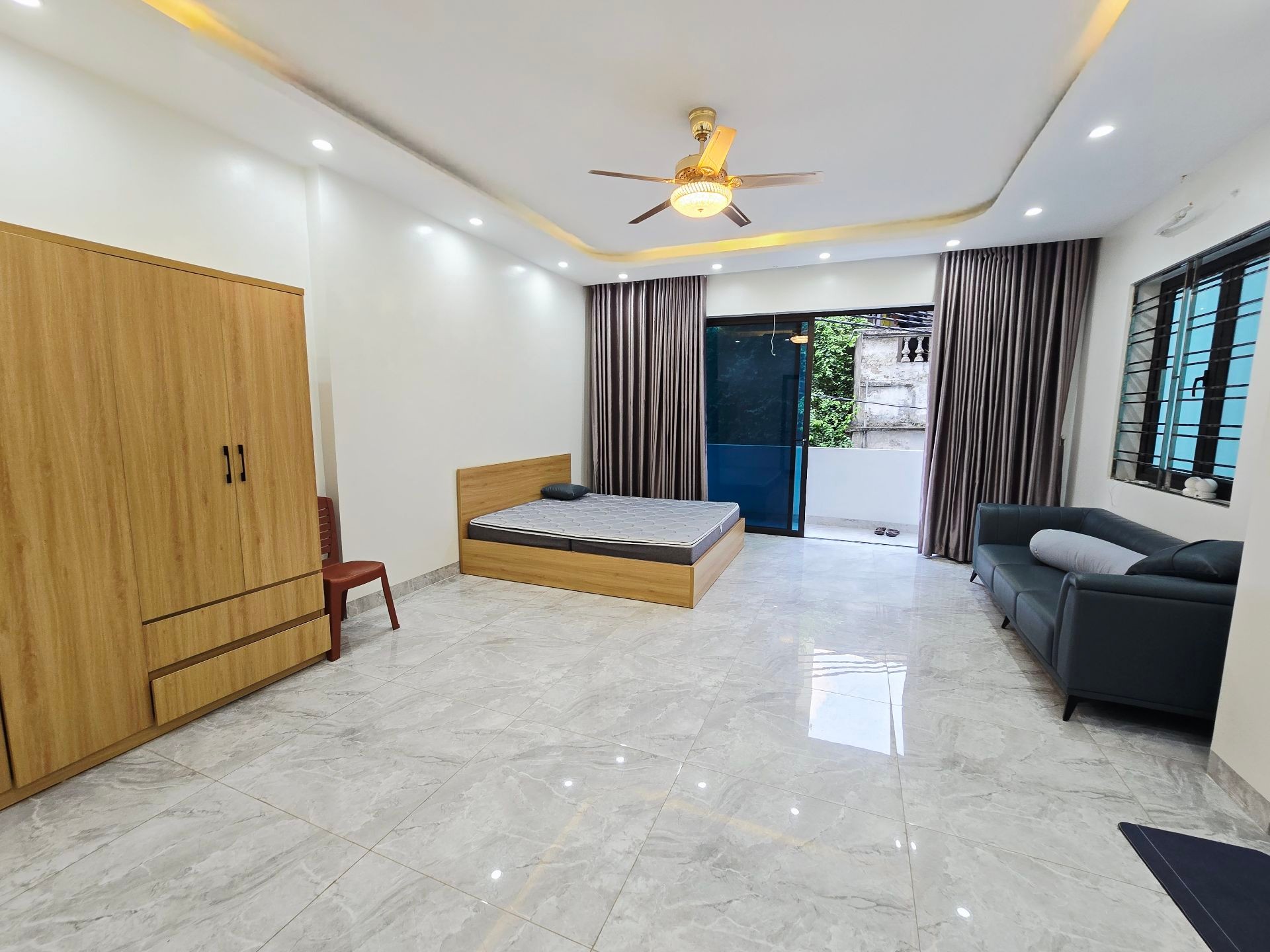 Bán nhà Nguyễn Khang - diện tích 96.1m2 6 tầng - Ô TÔ - giá 29,9 tỷ