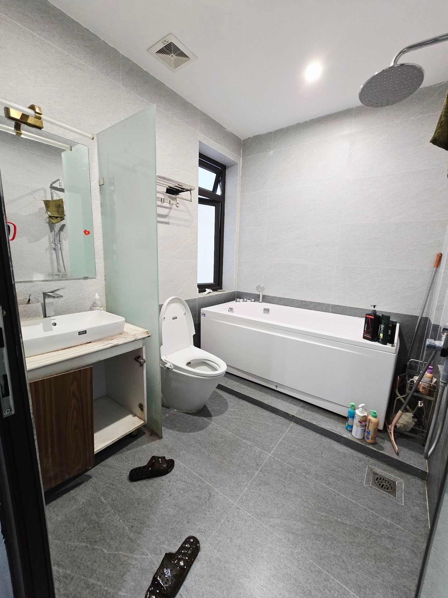 Bán nhà Nguyễn Khang - diện tích 96.1m2 6 tầng - Ô TÔ - giá 29,9 tỷ