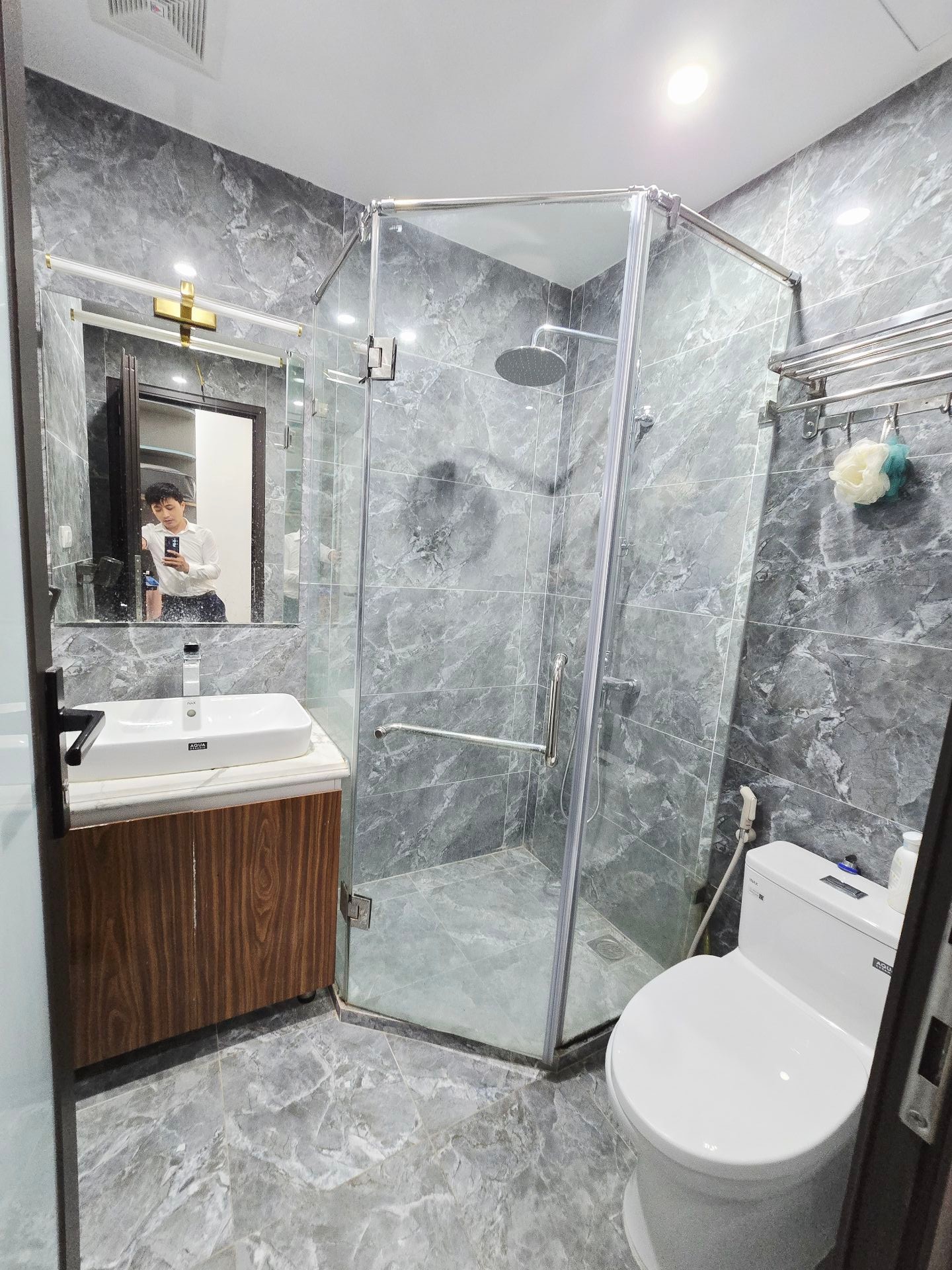 Bán nhà Nguyễn Khang - diện tích 96.1m2 6 tầng - Ô TÔ - giá 29,9 tỷ