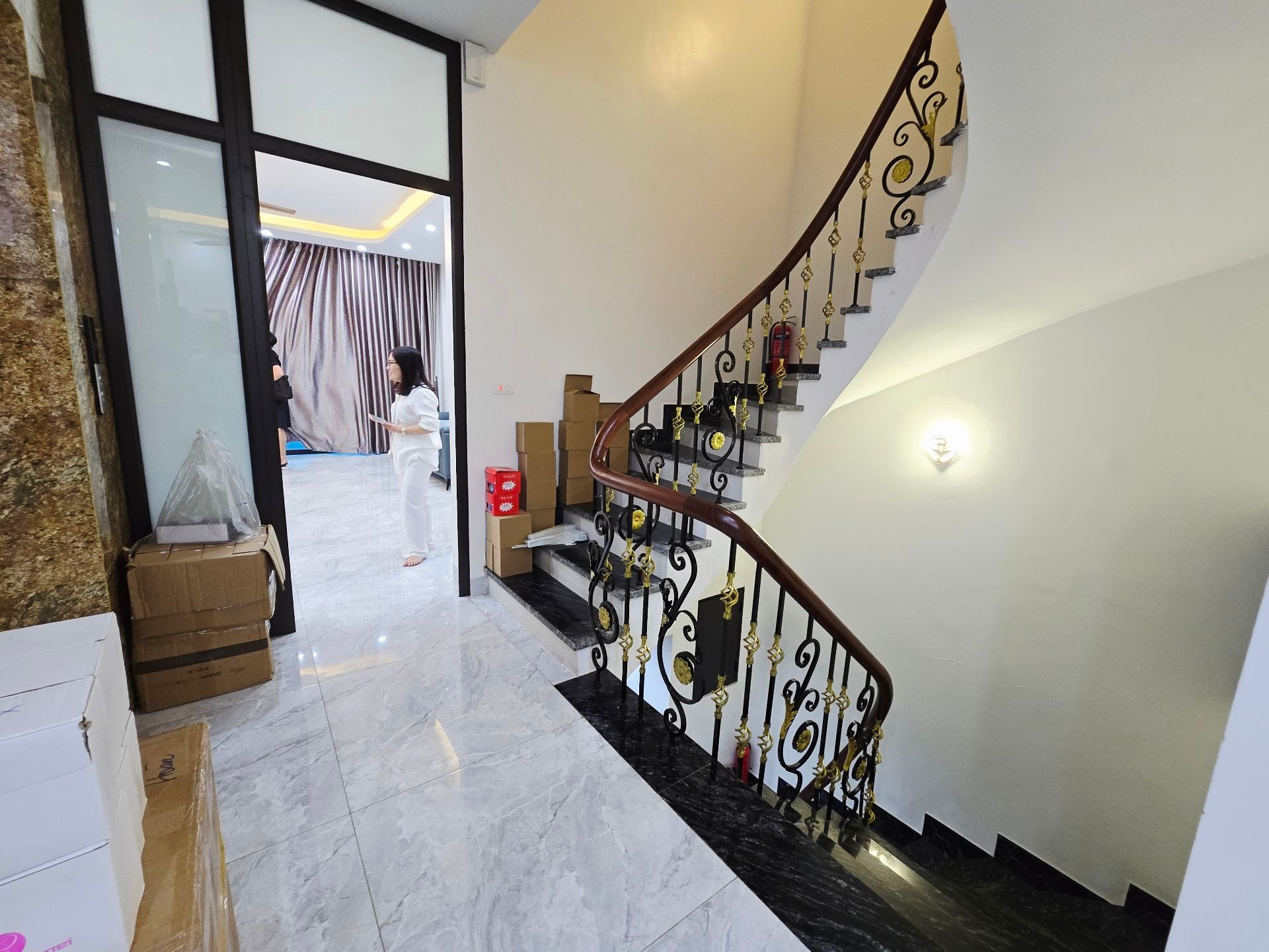 Bán nhà Nguyễn Khang - diện tích 96.1m2 6 tầng - Ô TÔ - giá 29,9 tỷ