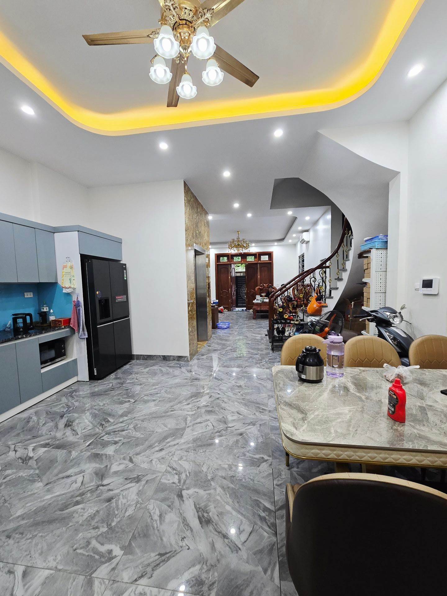 Bán nhà Nguyễn Khang - diện tích 96.1m2 6 tầng - Ô TÔ - giá 29,9 tỷ