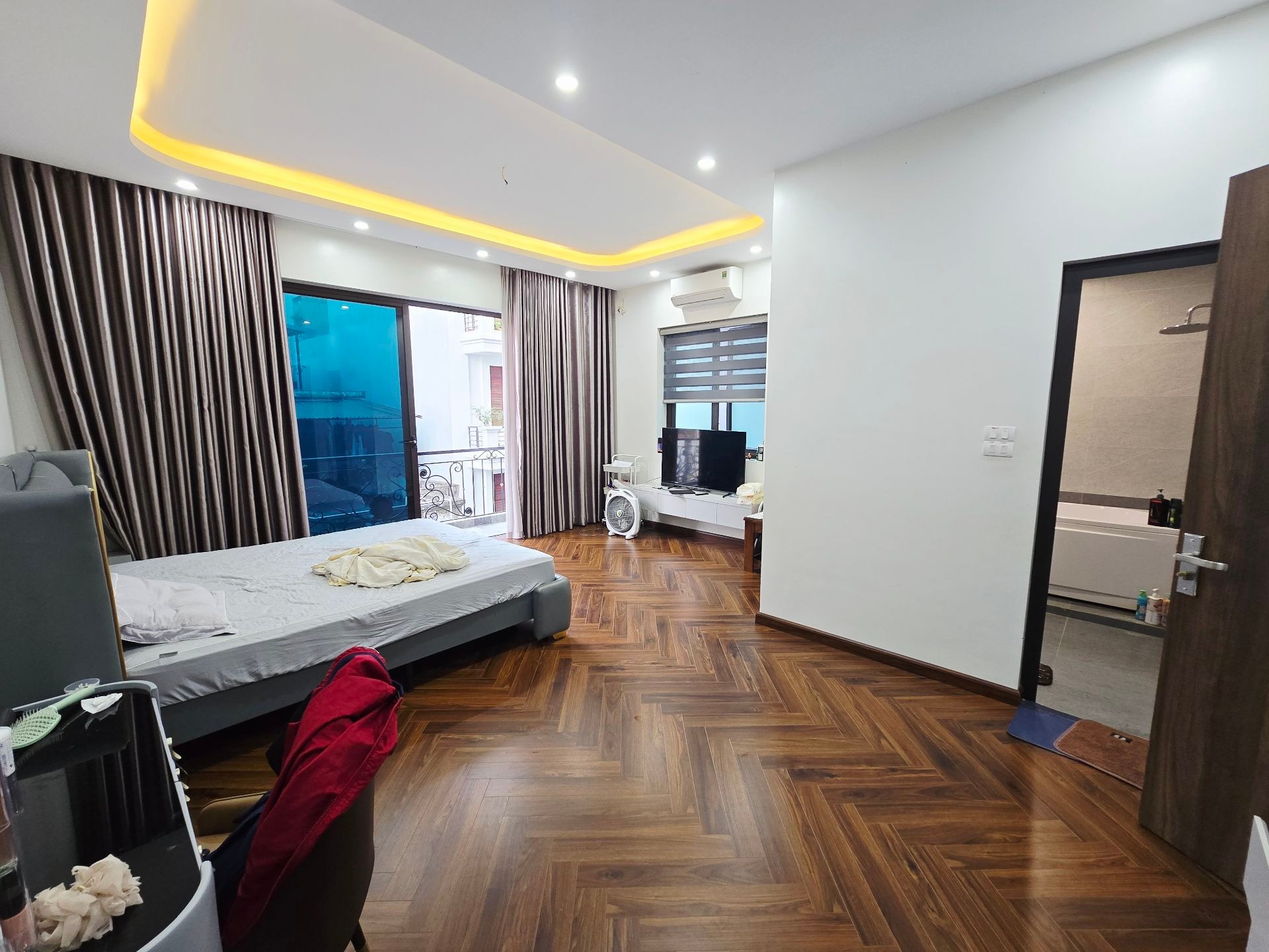 Bán nhà Nguyễn Khang - diện tích 96.1m2 6 tầng - Ô TÔ - giá 29,9 tỷ