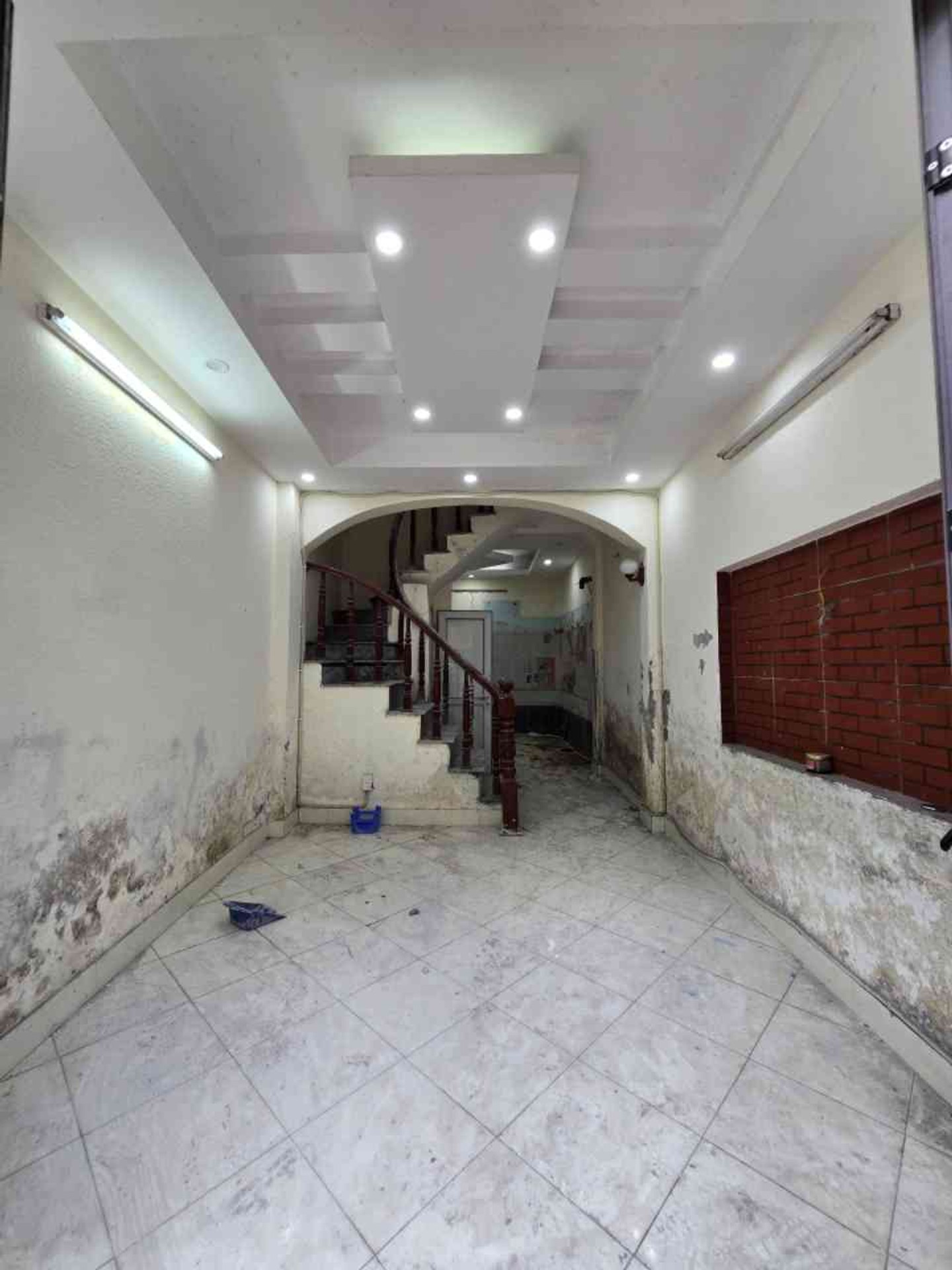 Bán nhà Nguyễn Khoái - diện tích 35m2 4 tầng - View hồ, ô tô đỗ cách nhà 10m - giá 6,3 tỷ