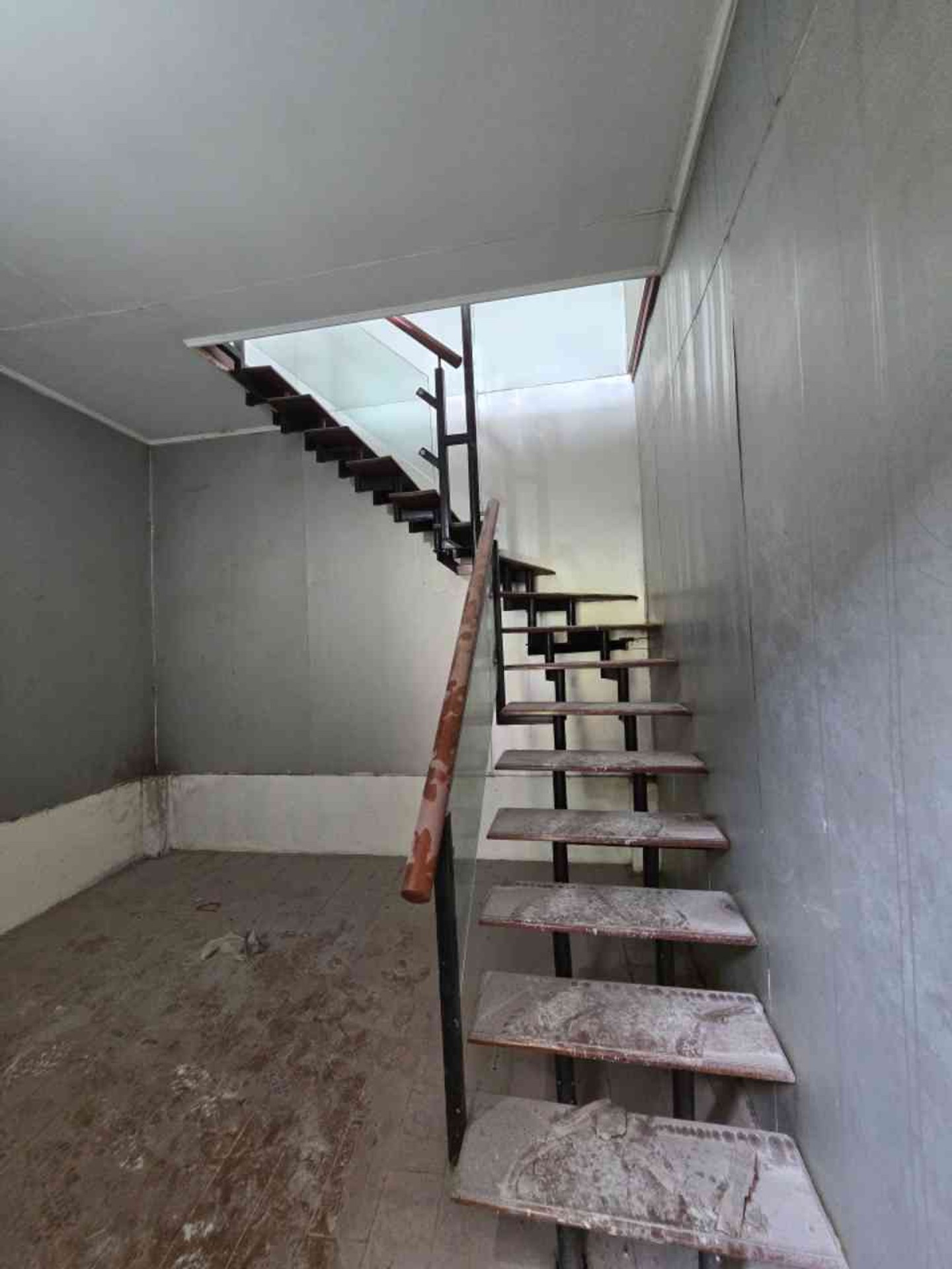 Bán nhà Nguyễn Khoái - diện tích 35m2 4 tầng - View hồ, ô tô đỗ cách nhà 10m - giá 6,3 tỷ