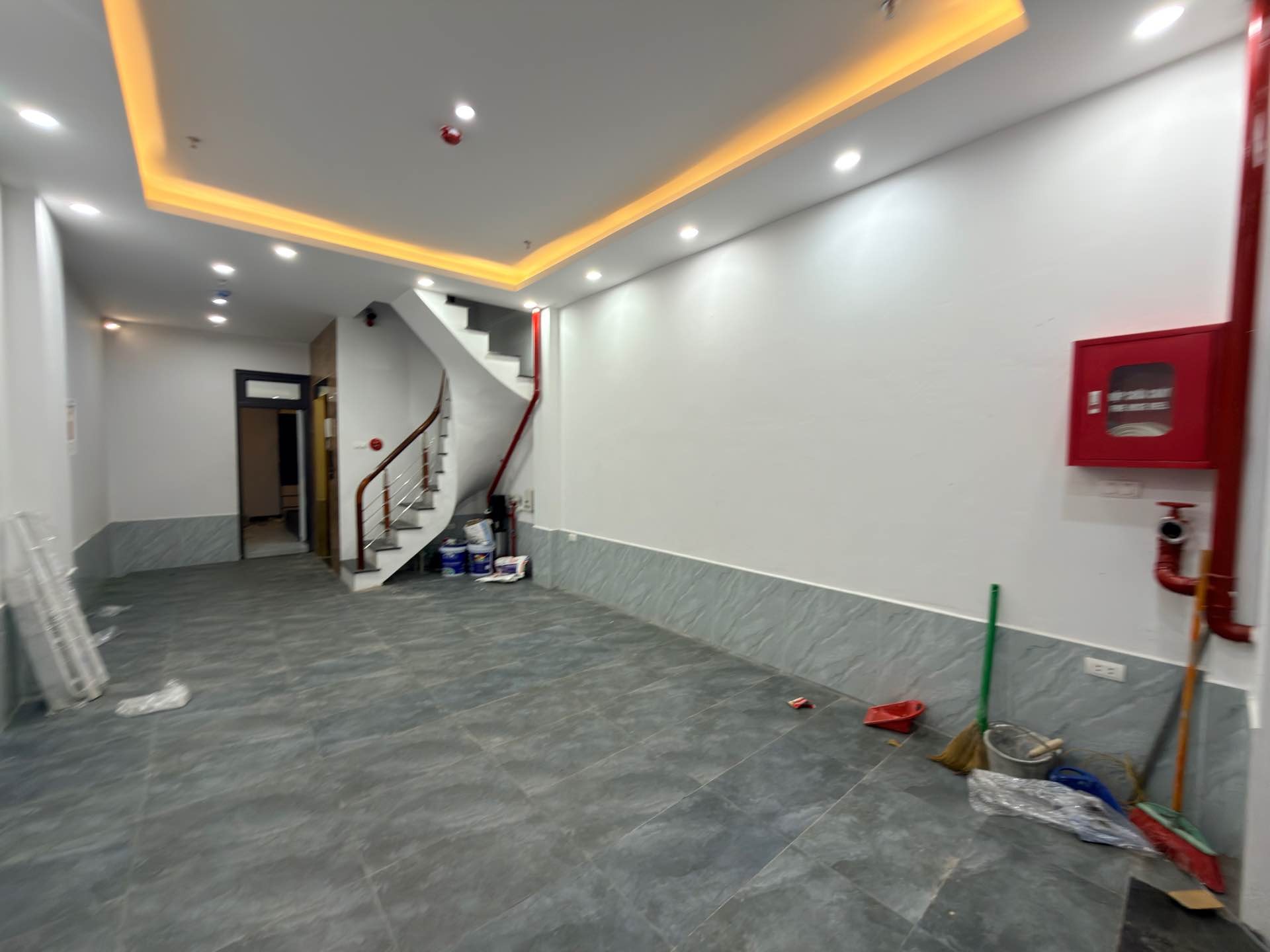 Bán nhà Lĩnh Nam - diện tích 53m2 6 tầng - Ô TÔ TRÁNH CHỈ 100m - giá 12,6 tỷ