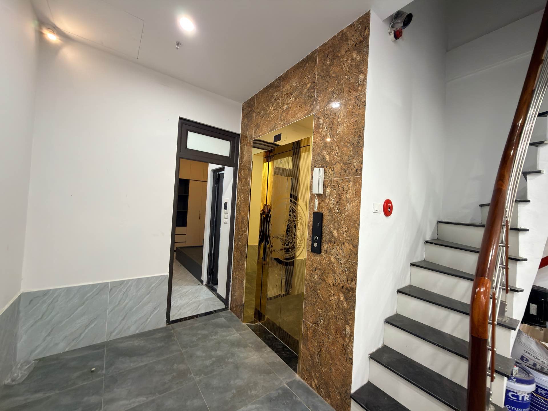 Bán nhà Lĩnh Nam - diện tích 53m2 6 tầng - Ô TÔ TRÁNH CHỈ 100m - giá 12,6 tỷ