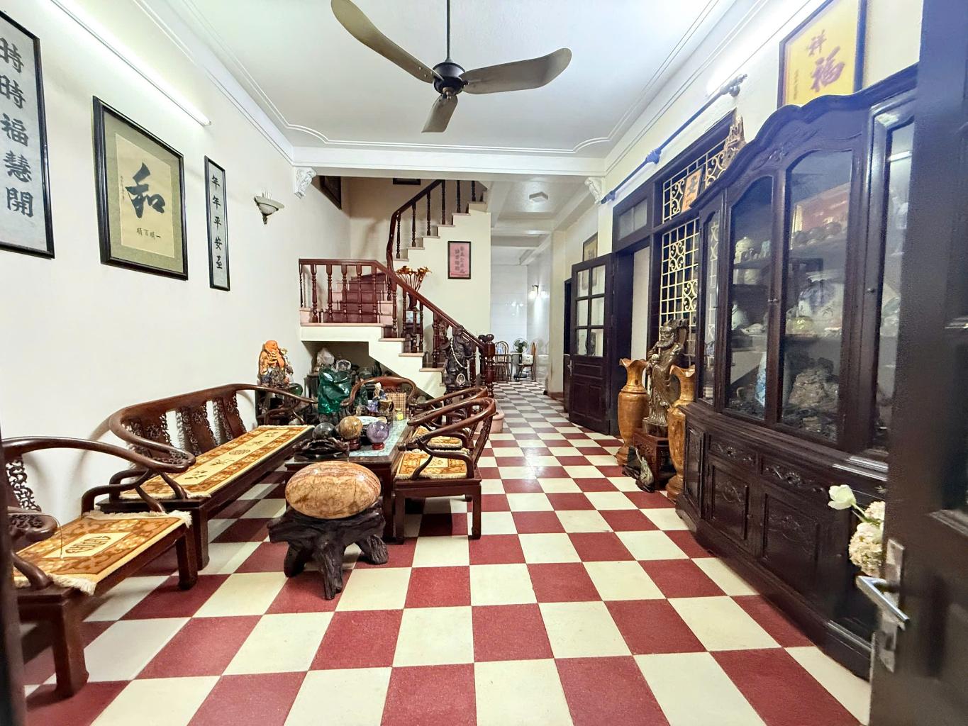 Bán nhà Hoàng Cầu - diện tích 124m2 3 tầng - ô tô tránh - giá 38,5 tỷ