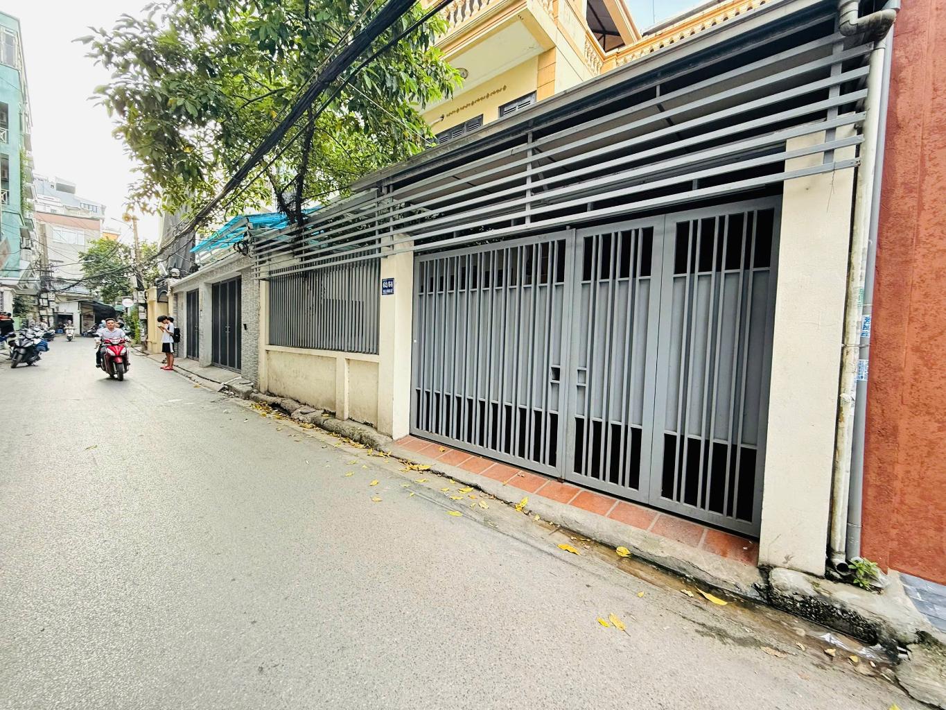 Bán nhà Hoàng Cầu - diện tích 124m2 3 tầng - ô tô tránh - giá 38,5 tỷ