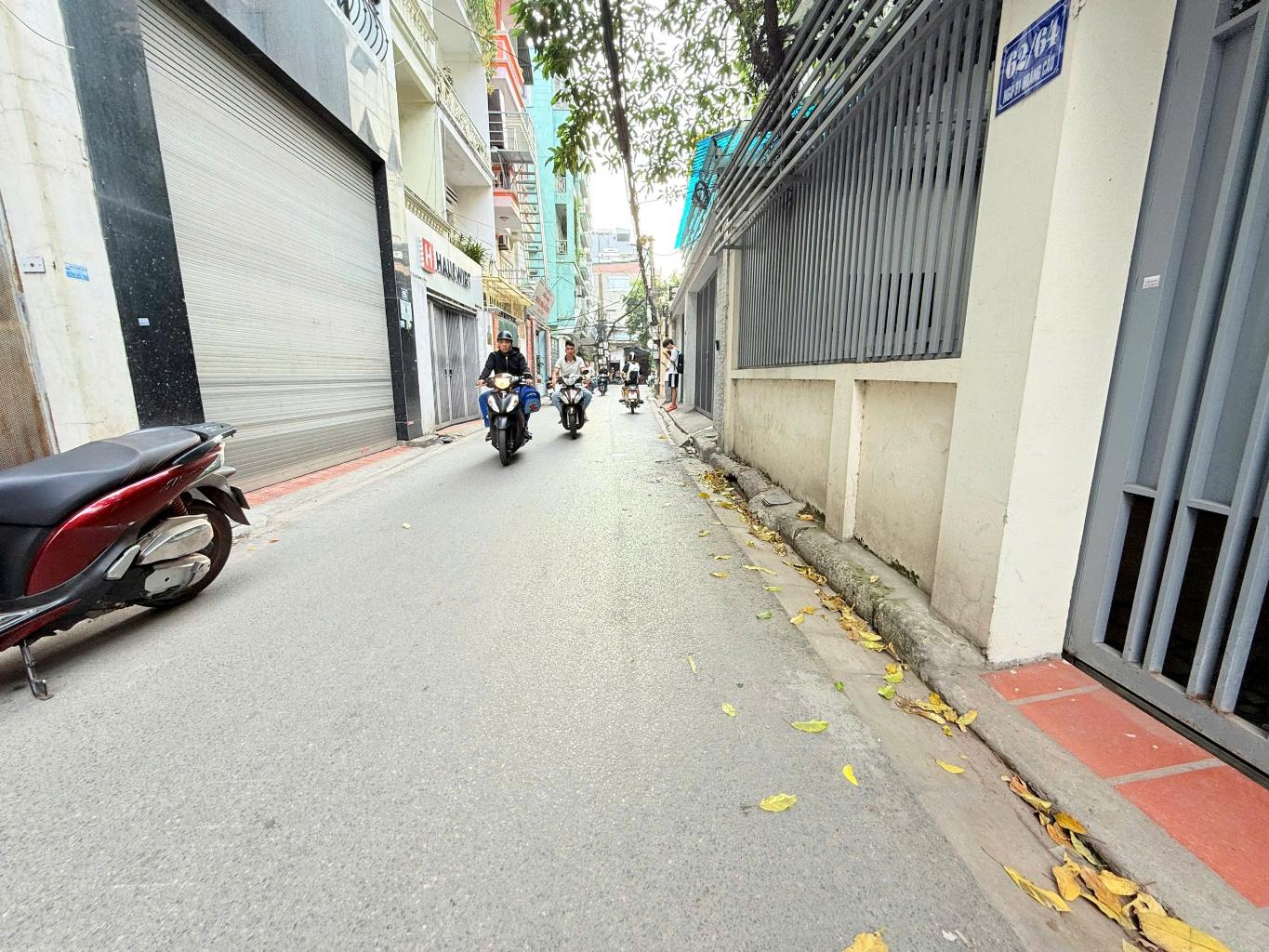 Bán nhà Hoàng Cầu - diện tích 124m2 3 tầng - ô tô tránh - giá 38,5 tỷ