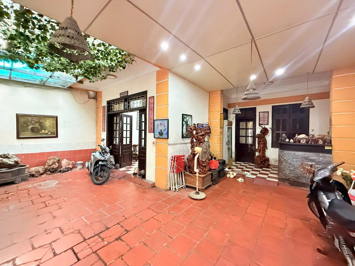 Bán nhà Hoàng Cầu - diện tích 124m2 3 tầng - ô tô tránh - giá 38,5 tỷ