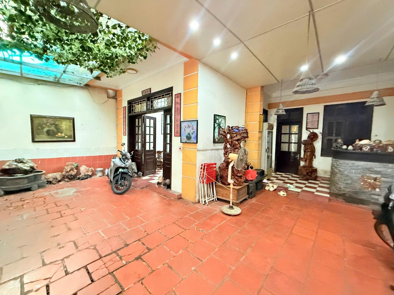 Bán nhà Hoàng Cầu - diện tích 124m2 3 tầng - ô tô tránh - giá 38,5 tỷ