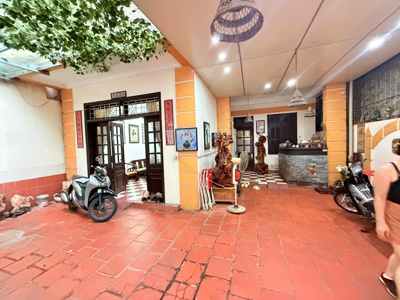 Bán nhà Hoàng Cầu - diện tích 124m2 3 tầng - ô tô tránh - giá 38,5 tỷ