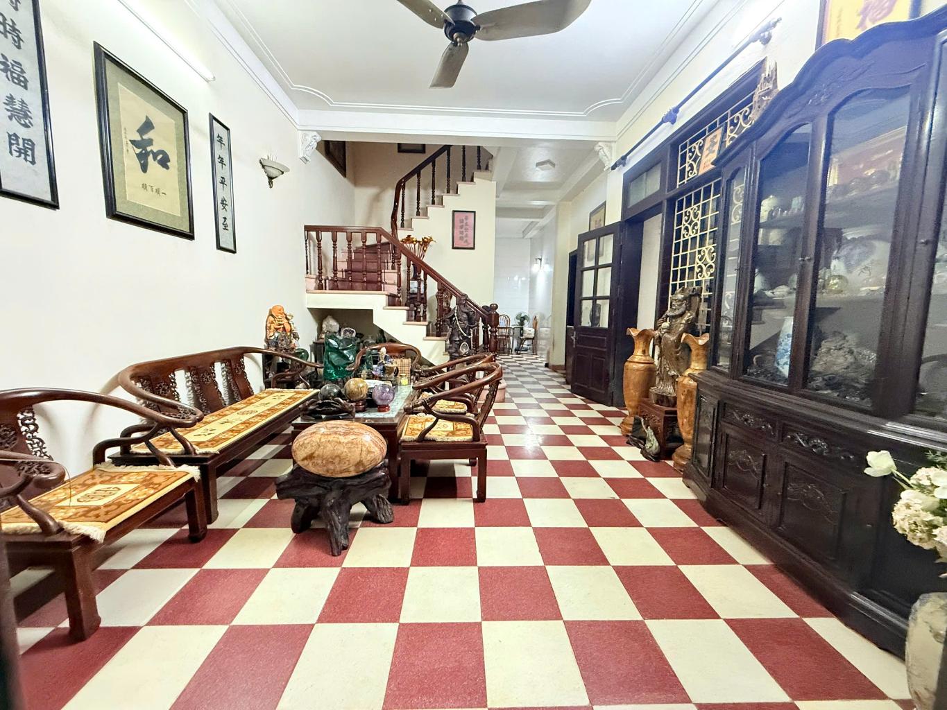 Bán nhà Hoàng Cầu - diện tích 124m2 3 tầng - ô tô tránh - giá 38,5 tỷ