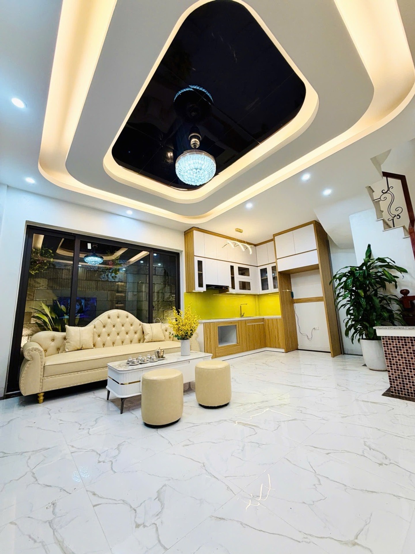 Bán nhà Định Công Thượng - diện tích 33m2 5 tầng - 3 mặt thoáng - giá 8,98 tỷ