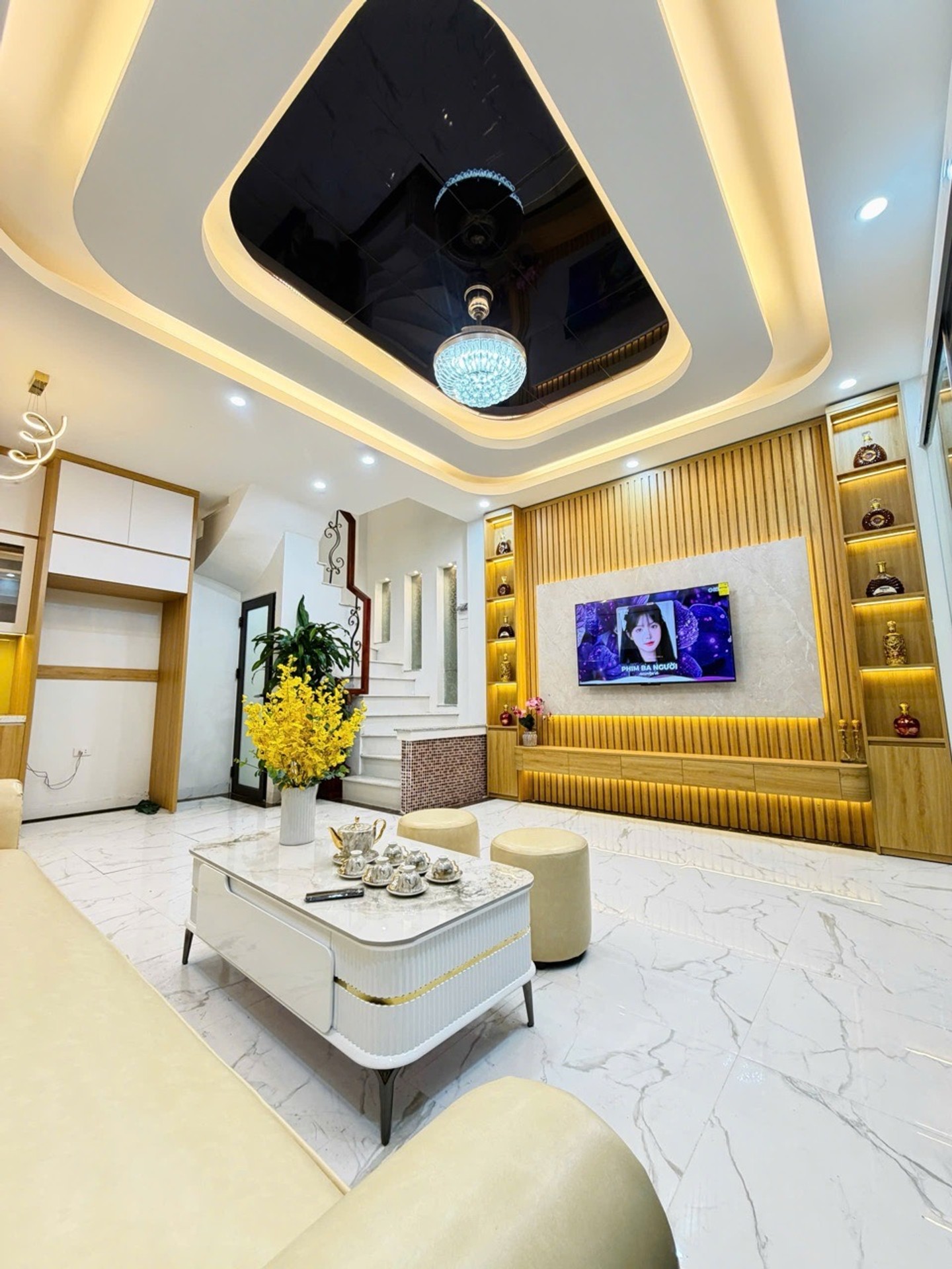 Bán nhà Định Công Thượng - diện tích 33m2 5 tầng - 3 mặt thoáng - giá 8,98 tỷ