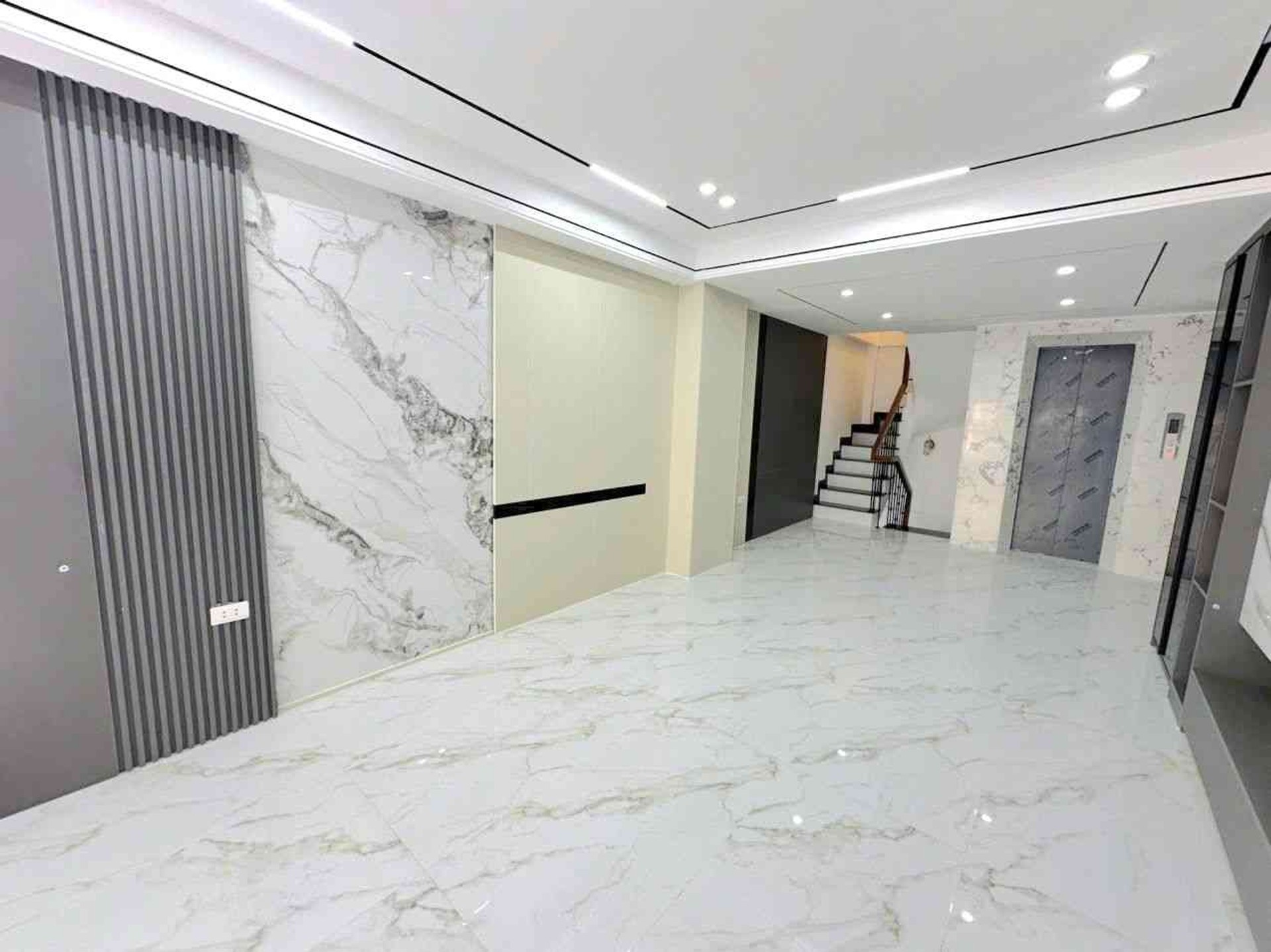 Bán nhà Nguyễn Chính - diện tích 46m2 7 tầng - Ô tô tránh - giá 17,6 tỷ