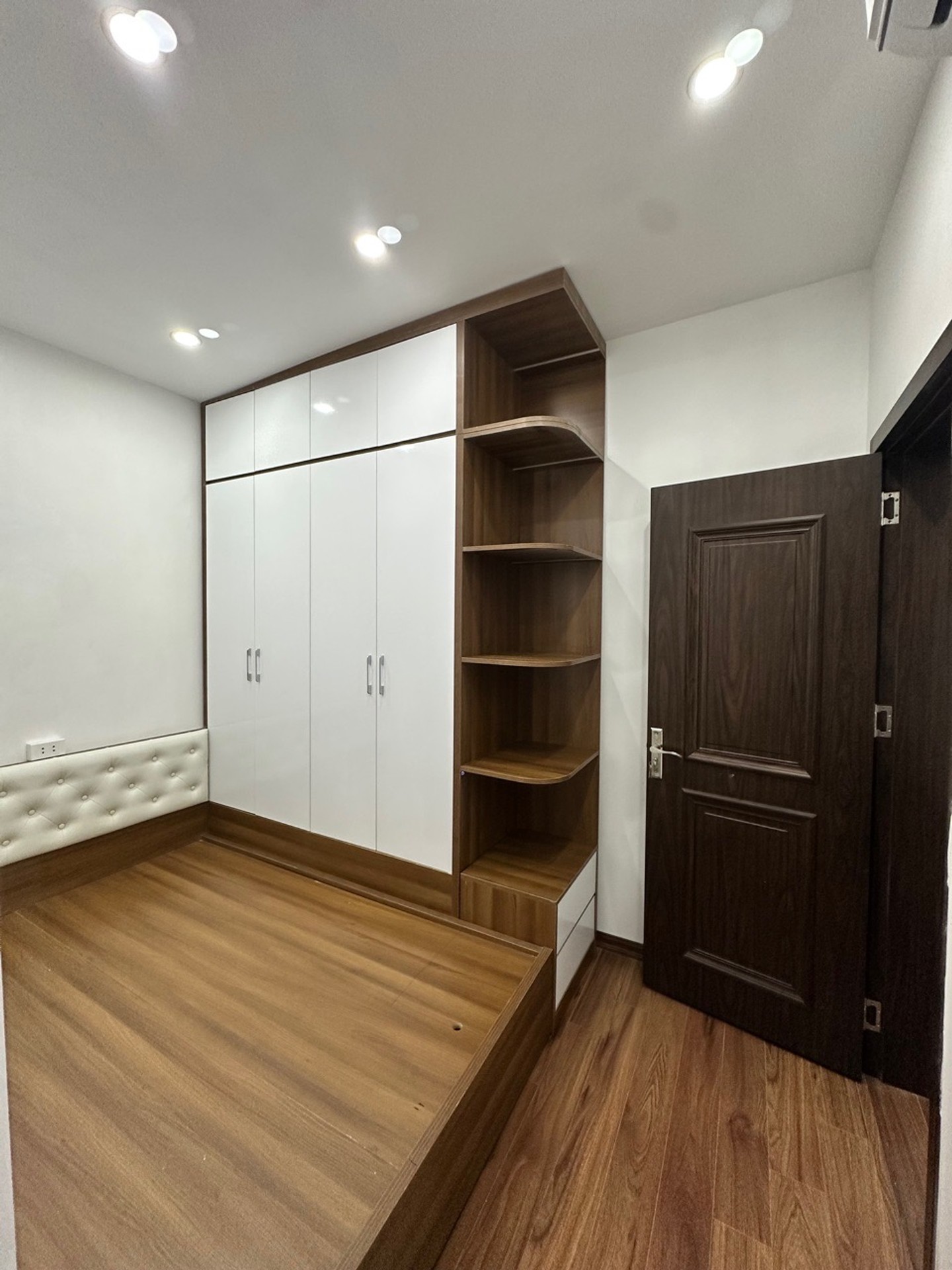 Bán nhà Chùa Láng - diện tích 70m2 1 tầng - Ô tô đỗ chân cầu thang - giá 3,48 tỷ