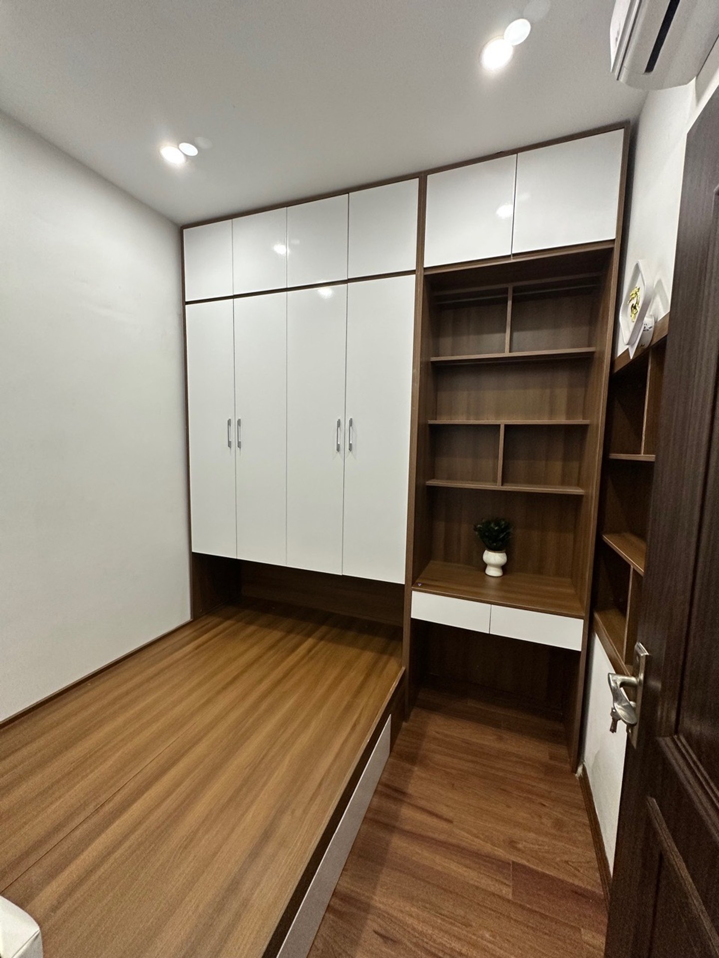 Bán nhà Chùa Láng - diện tích 70m2 1 tầng - Ô tô đỗ chân cầu thang - giá 3,48 tỷ