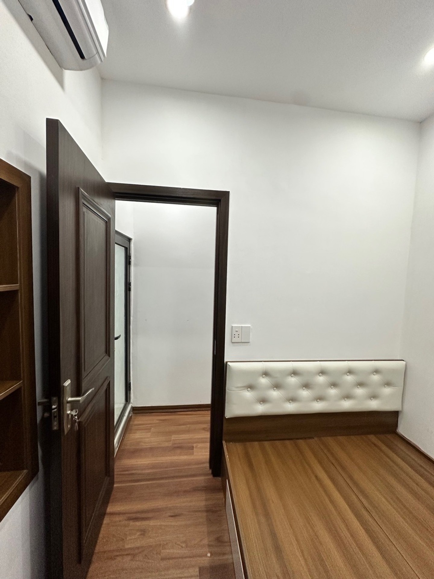 Bán nhà Chùa Láng - diện tích 70m2 1 tầng - Ô tô đỗ chân cầu thang - giá 3,48 tỷ
