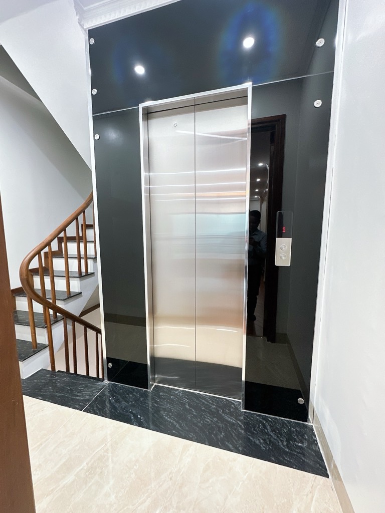Bán nhà Định Công Thượng - diện tích 34m2 6 tầng - Ô tô đỗ cửa kinh doanh đỉnh - giá 10,5 tỷ