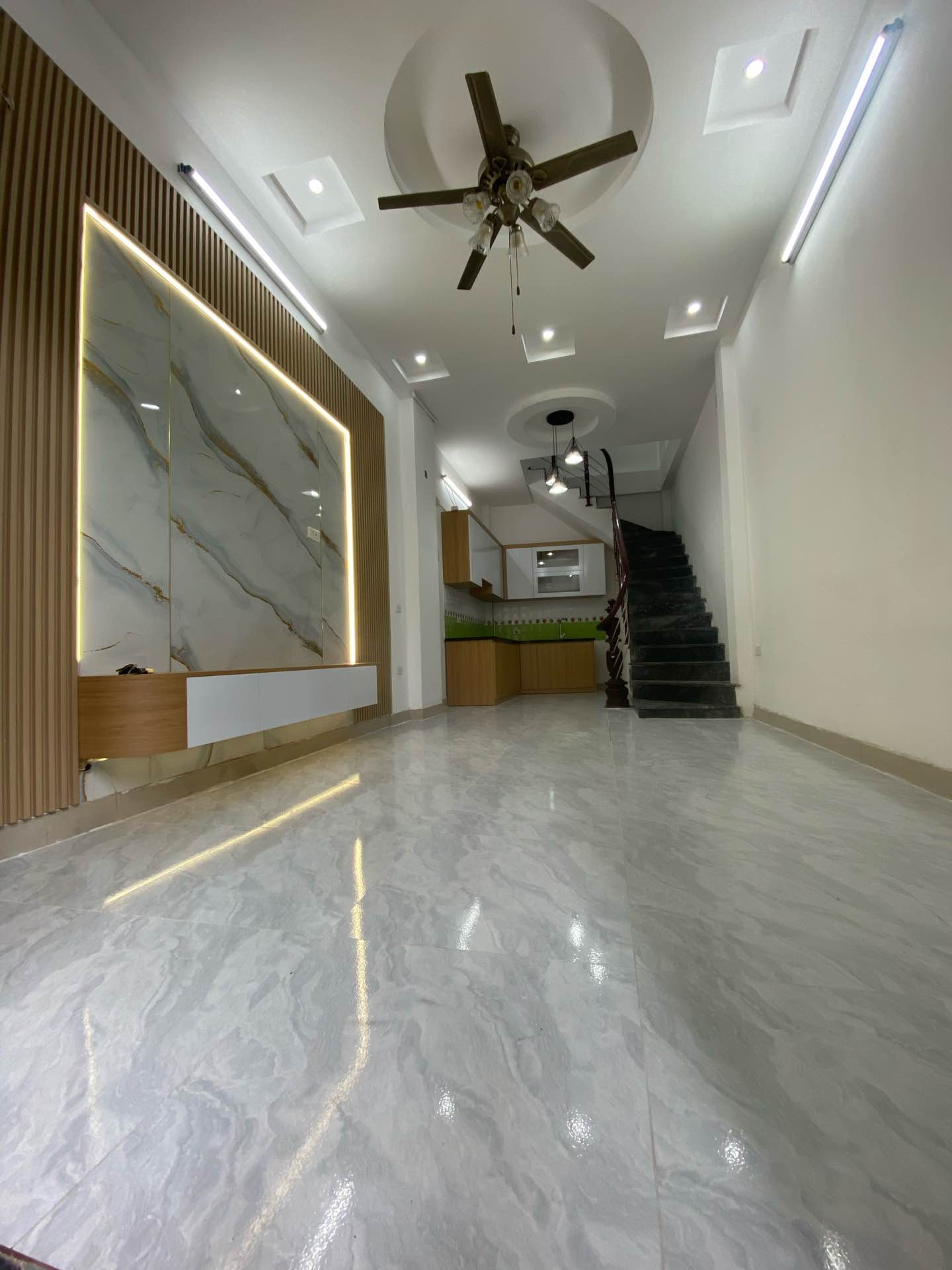 Bán nhà Đông Thiên - diện tích 30m2 5 tầng - Ngõ nông gần phố - giá 7,6 tỷ