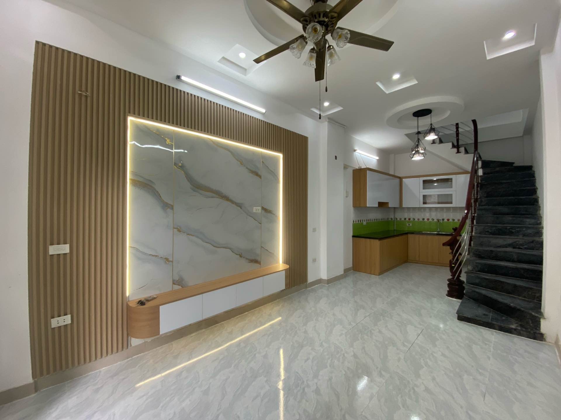 Bán nhà Đông Thiên - diện tích 30m2 5 tầng - Ngõ nông gần phố - giá 7,6 tỷ