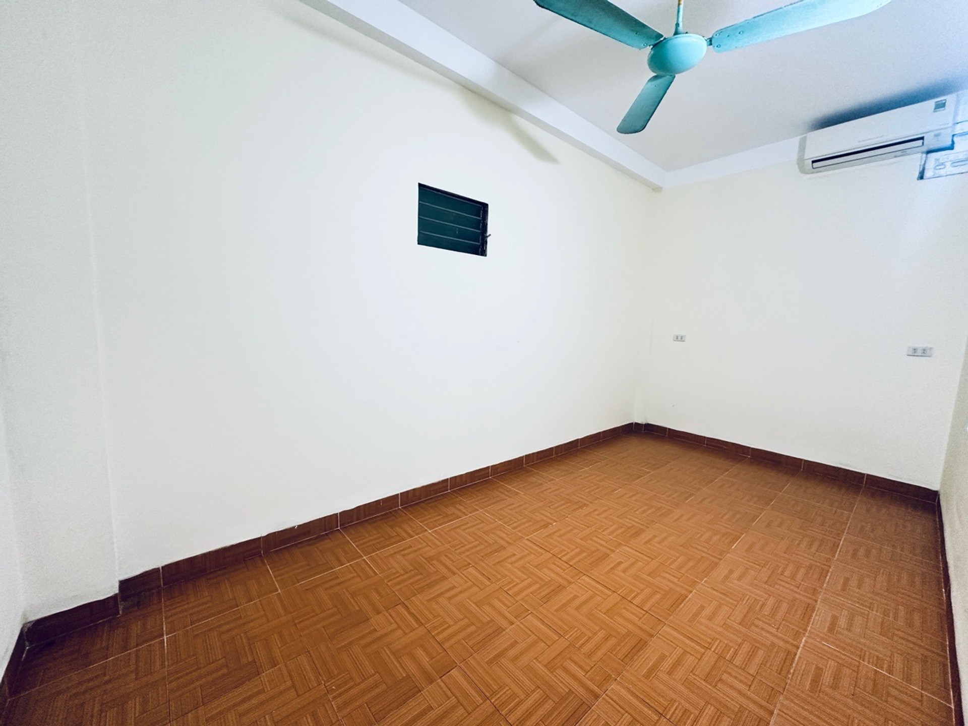 Bán nhà Lê Trọng Tấn - diện tích 59m2 2 tầng - Lô góc, gần ô tô - giá 4 tỷ