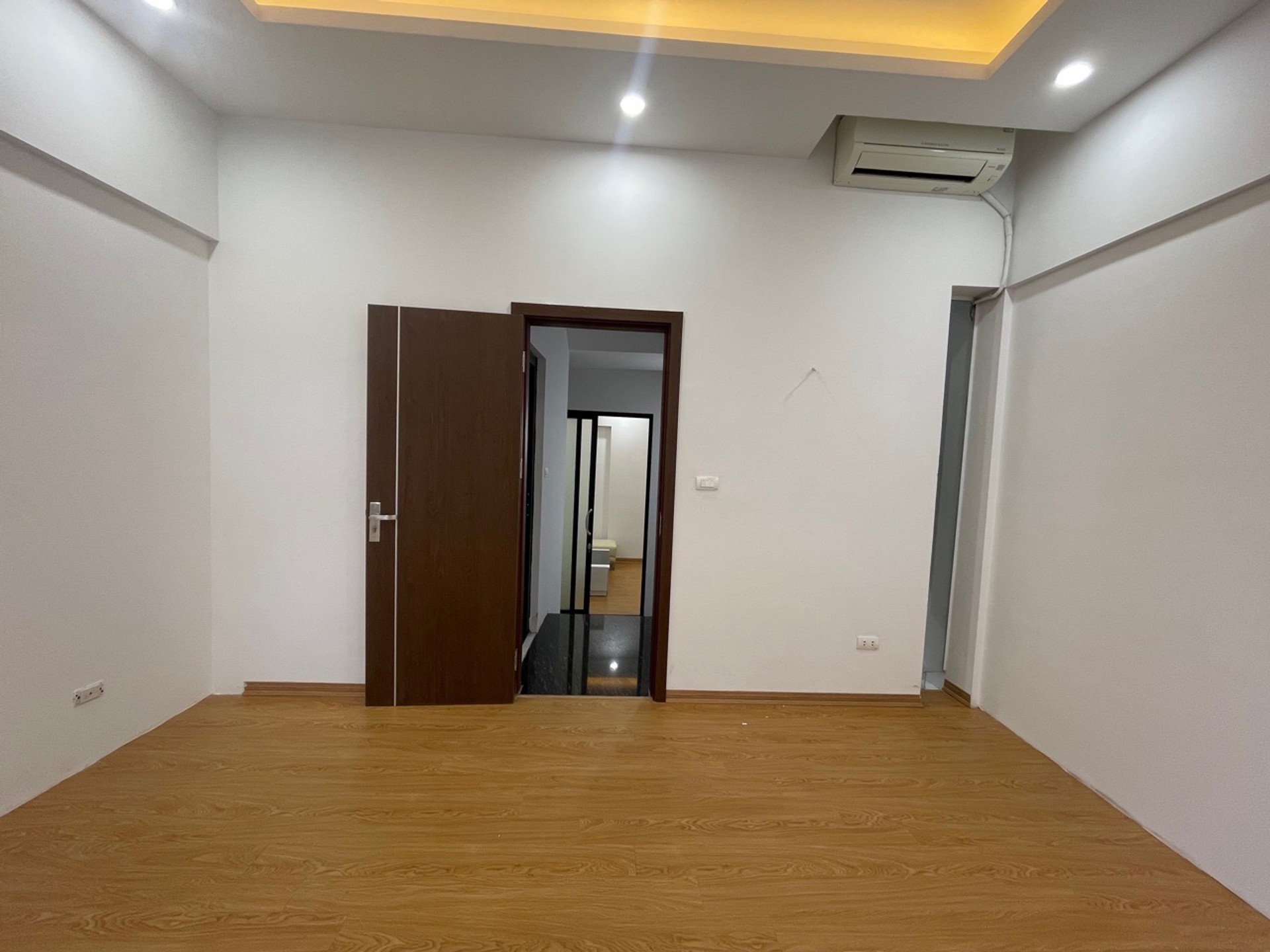 Bán nhà Bằng B - diện tích 40m2 4 tầng - Ô TÔ ĐỖ CÁCH NHÀ 5M - giá 11 tỷ