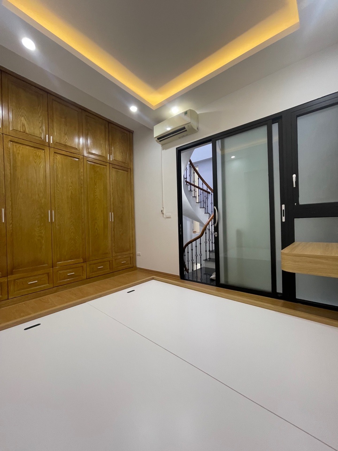 Bán nhà Bằng B - diện tích 40m2 4 tầng - Ô TÔ ĐỖ CÁCH NHÀ 5M - giá 11 tỷ
