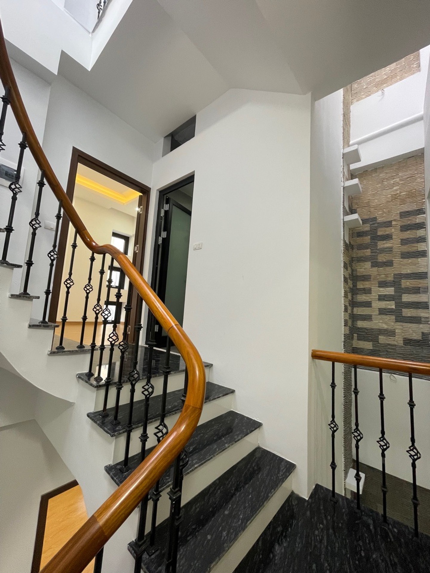 Bán nhà Bằng B - diện tích 40m2 4 tầng - Ô TÔ ĐỖ CÁCH NHÀ 5M - giá 11 tỷ