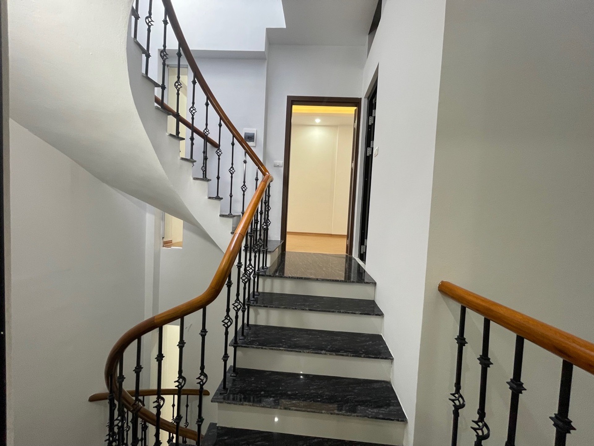 Bán nhà Bằng B - diện tích 40m2 4 tầng - Ô TÔ ĐỖ CÁCH NHÀ 5M - giá 11 tỷ