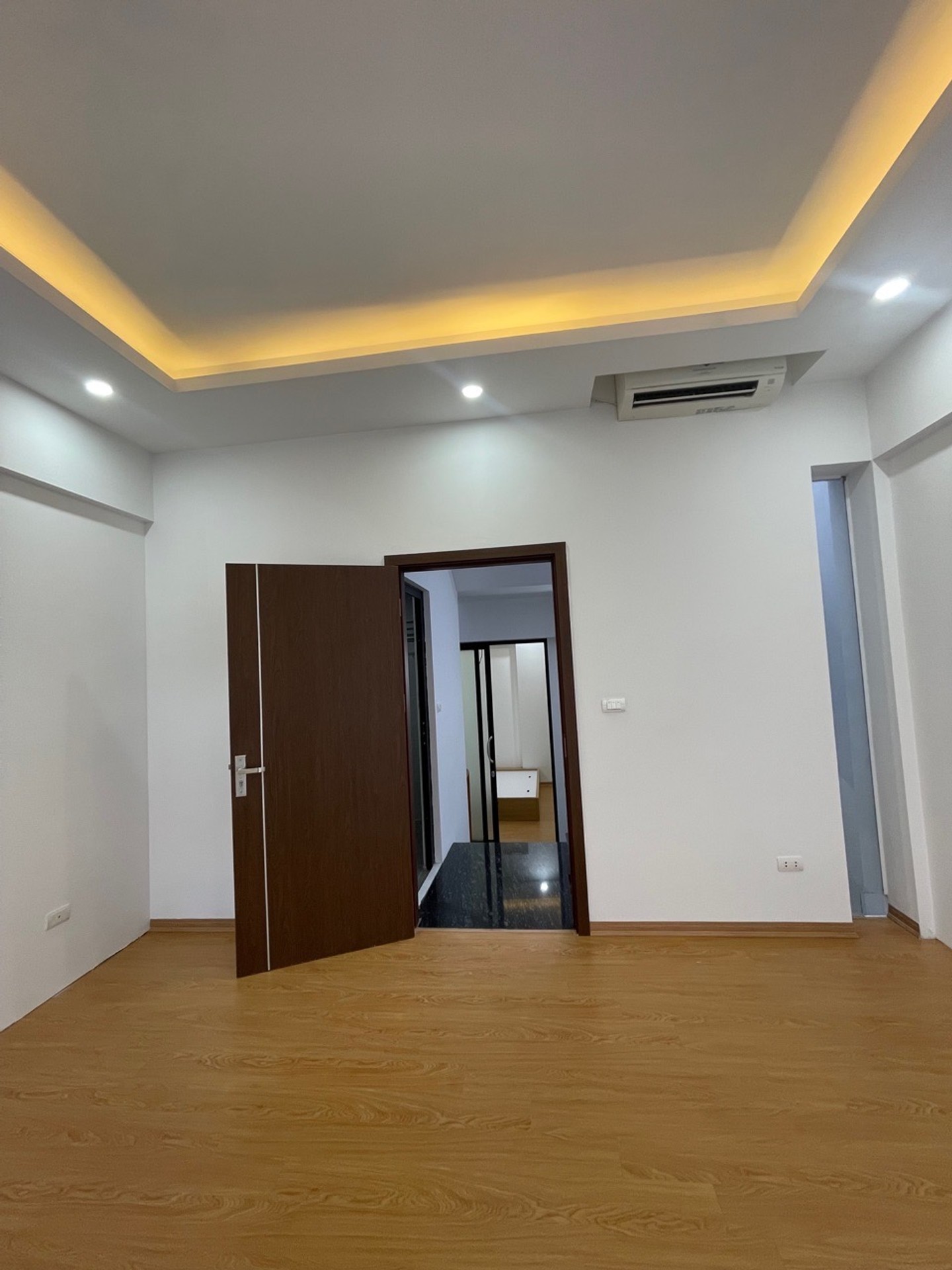 Bán nhà Bằng B - diện tích 40m2 4 tầng - Ô TÔ ĐỖ CÁCH NHÀ 5M - giá 11 tỷ