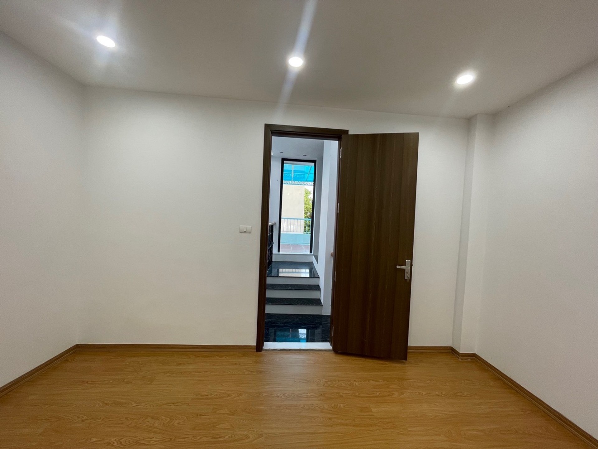 Bán nhà Bằng B - diện tích 40m2 4 tầng - Ô TÔ ĐỖ CÁCH NHÀ 5M - giá 11 tỷ
