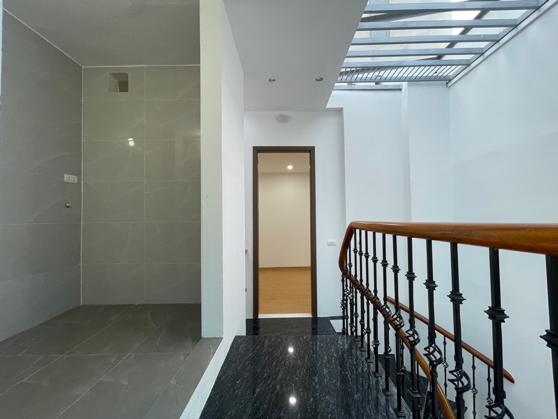 Bán nhà Bằng B - diện tích 40m2 4 tầng - Ô TÔ ĐỖ CÁCH NHÀ 5M - giá 11 tỷ