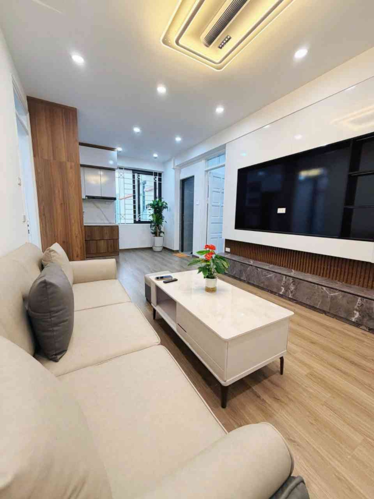 Bán nhà Vĩnh Hoàng - diện tích 60m2 13 tầng - Ô tô đỗ chân tòa nhà - giá 4,8 tỷ