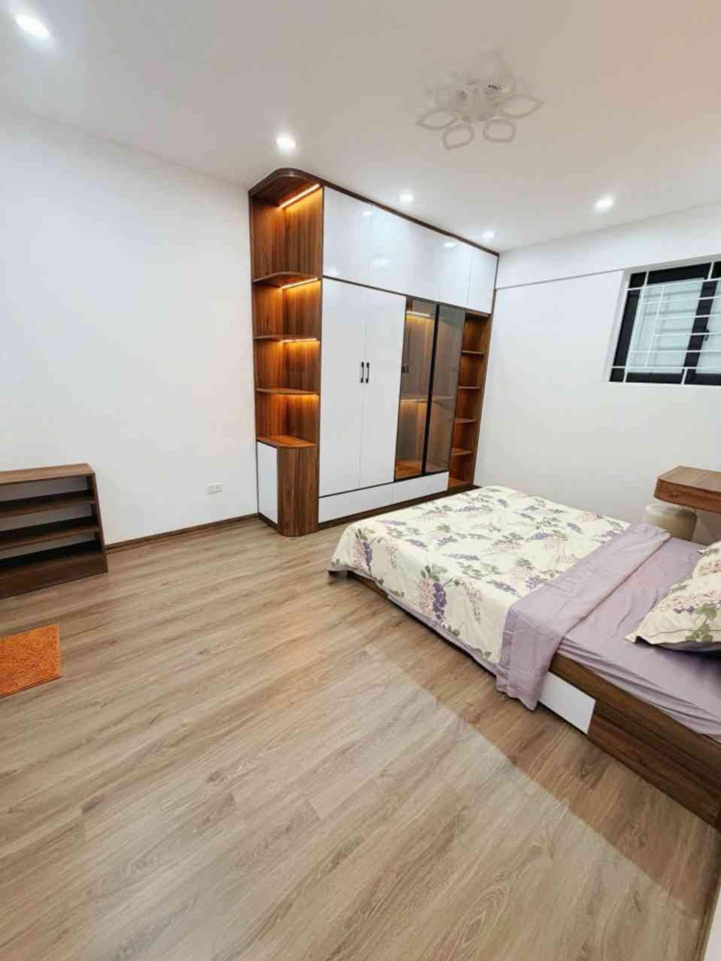 Bán nhà Vĩnh Hoàng - diện tích 60m2 13 tầng - Ô tô đỗ chân tòa nhà - giá 4,8 tỷ