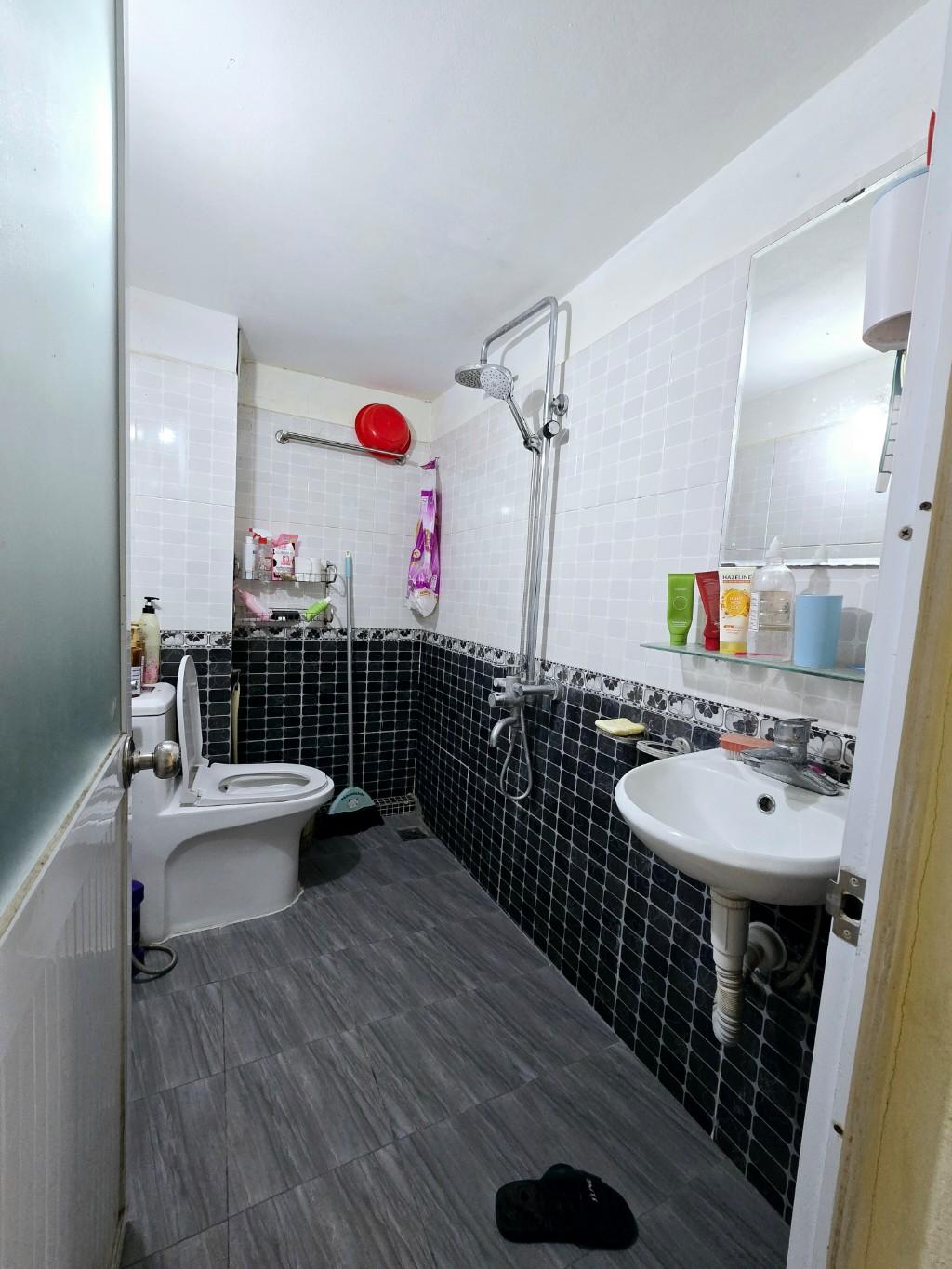 Bán nhà Lê Trọng Tấn - diện tích 43m2 2 tầng - Lô góc, gần ô tô - giá 2,65 tỷ
