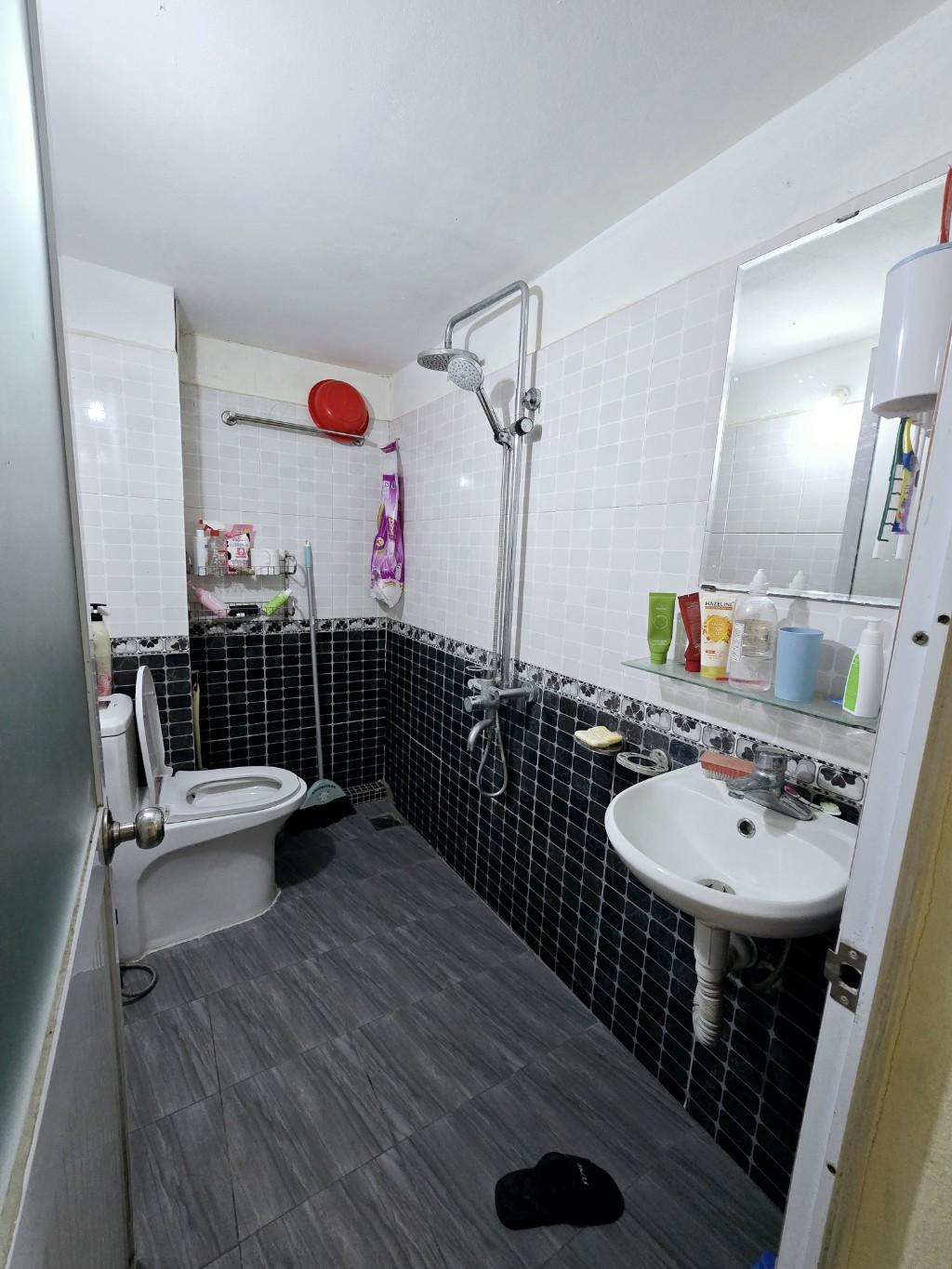 Bán nhà Lê Trọng Tấn - diện tích 43m2 2 tầng - Lô góc, gần ô tô - giá 2,65 tỷ