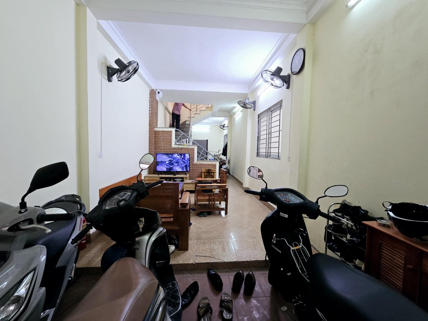 Bán nhà Lê Trọng Tấn - diện tích 43m2 2 tầng - Lô góc, gần ô tô - giá 2,65 tỷ
