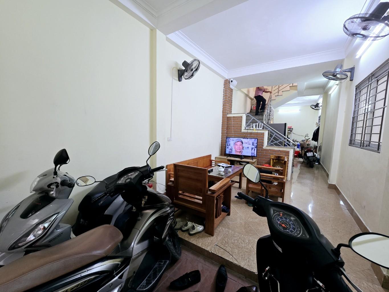 Bán nhà Lê Trọng Tấn - diện tích 43m2 2 tầng - Lô góc, gần ô tô - giá 2,65 tỷ