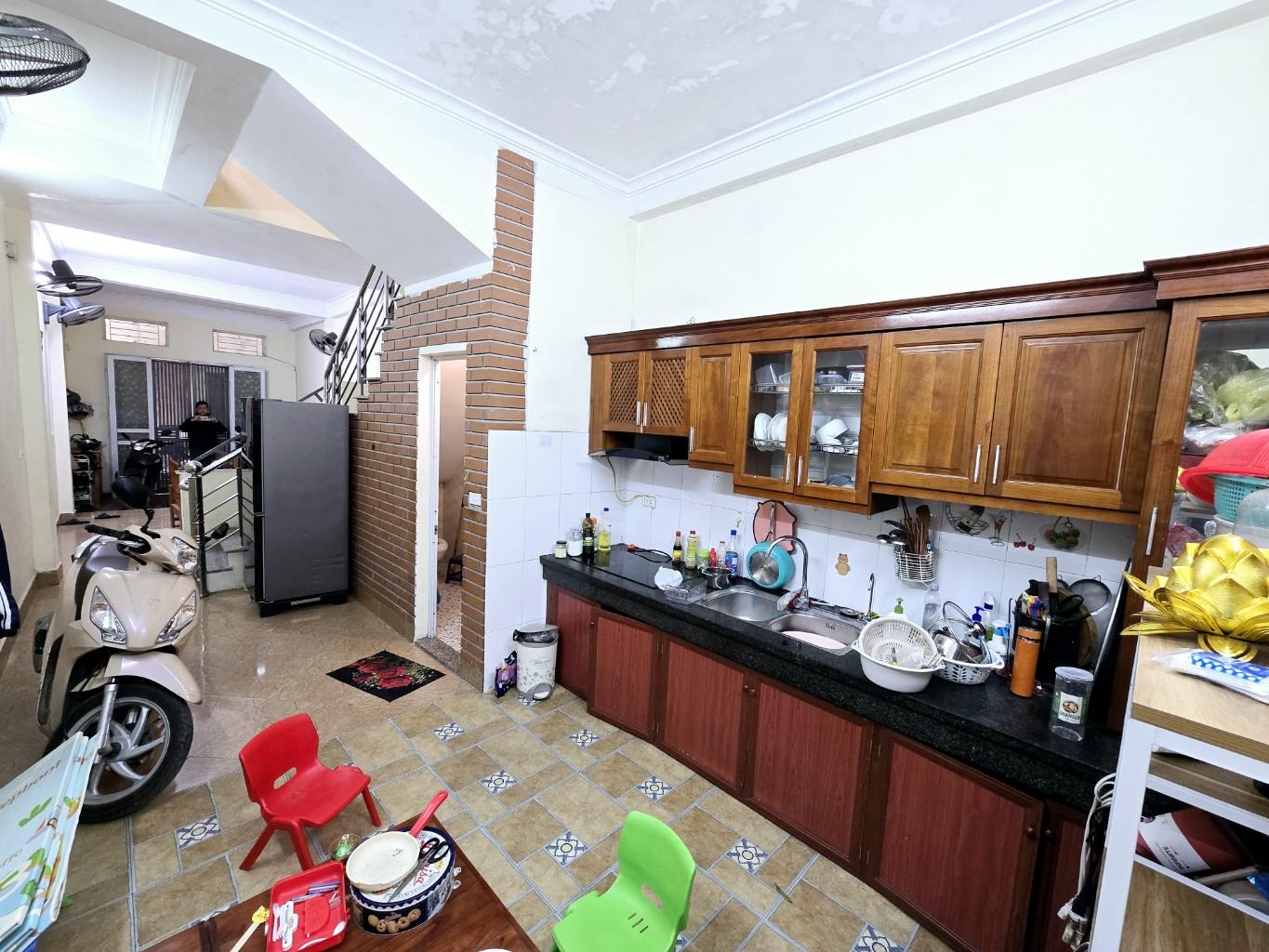 Bán nhà Lê Trọng Tấn - diện tích 43m2 2 tầng - Lô góc, gần ô tô - giá 2,65 tỷ