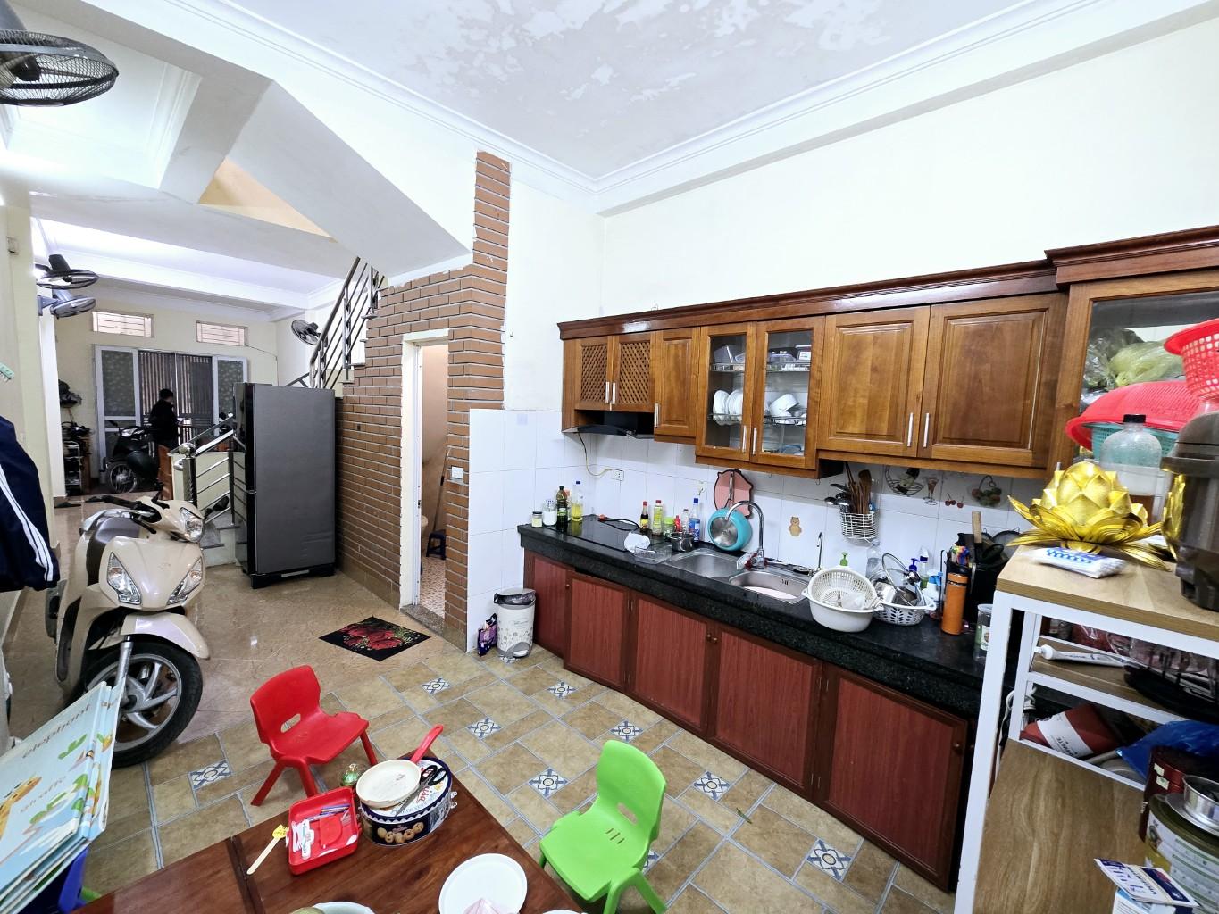 Bán nhà Lê Trọng Tấn - diện tích 43m2 2 tầng - Lô góc, gần ô tô - giá 2,65 tỷ