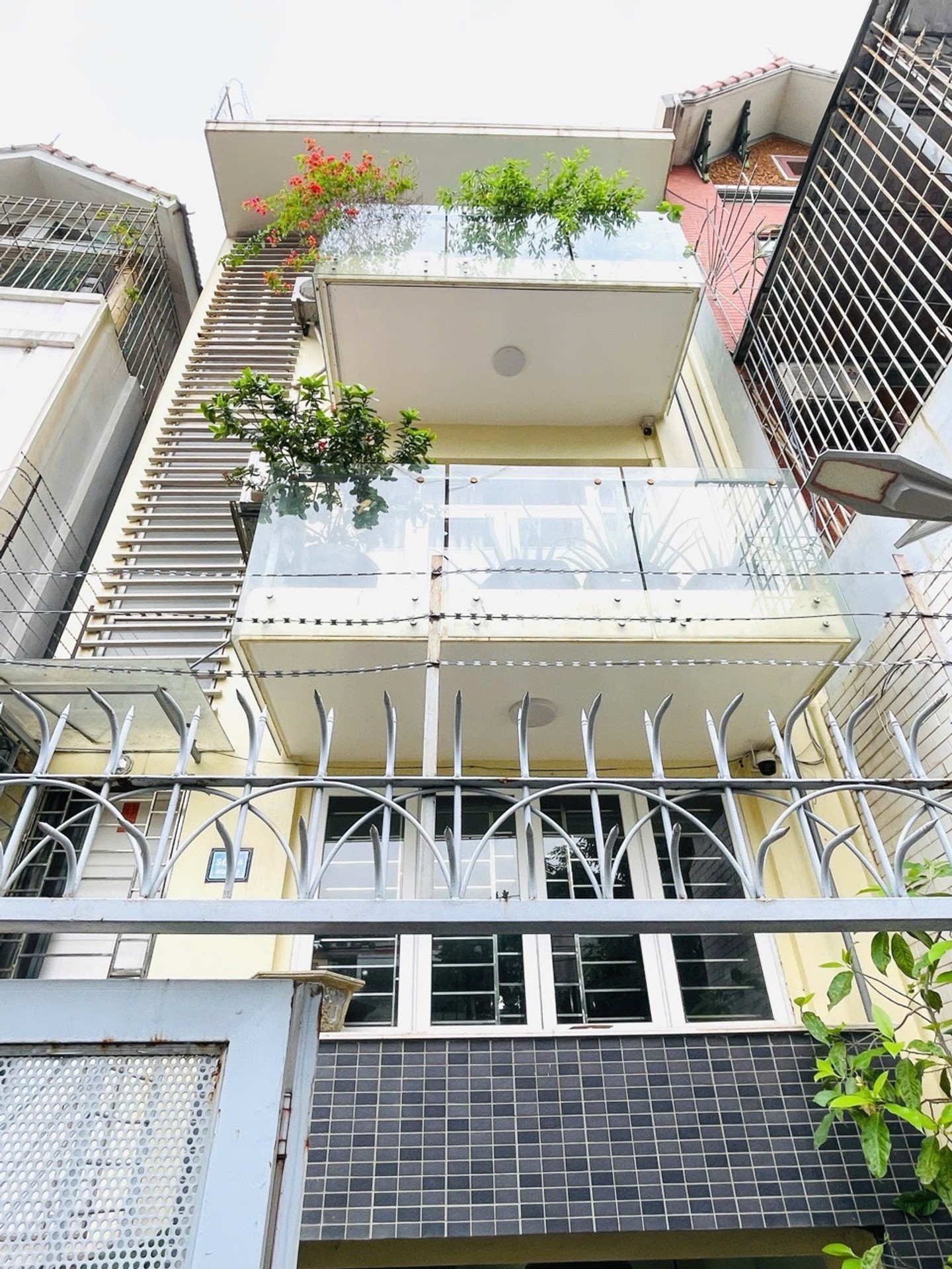Bán nhà Bằng Liệt - diện tích 71m2 5 tầng - Ô TÔ TRÁNH - giá 17,9 tỷ