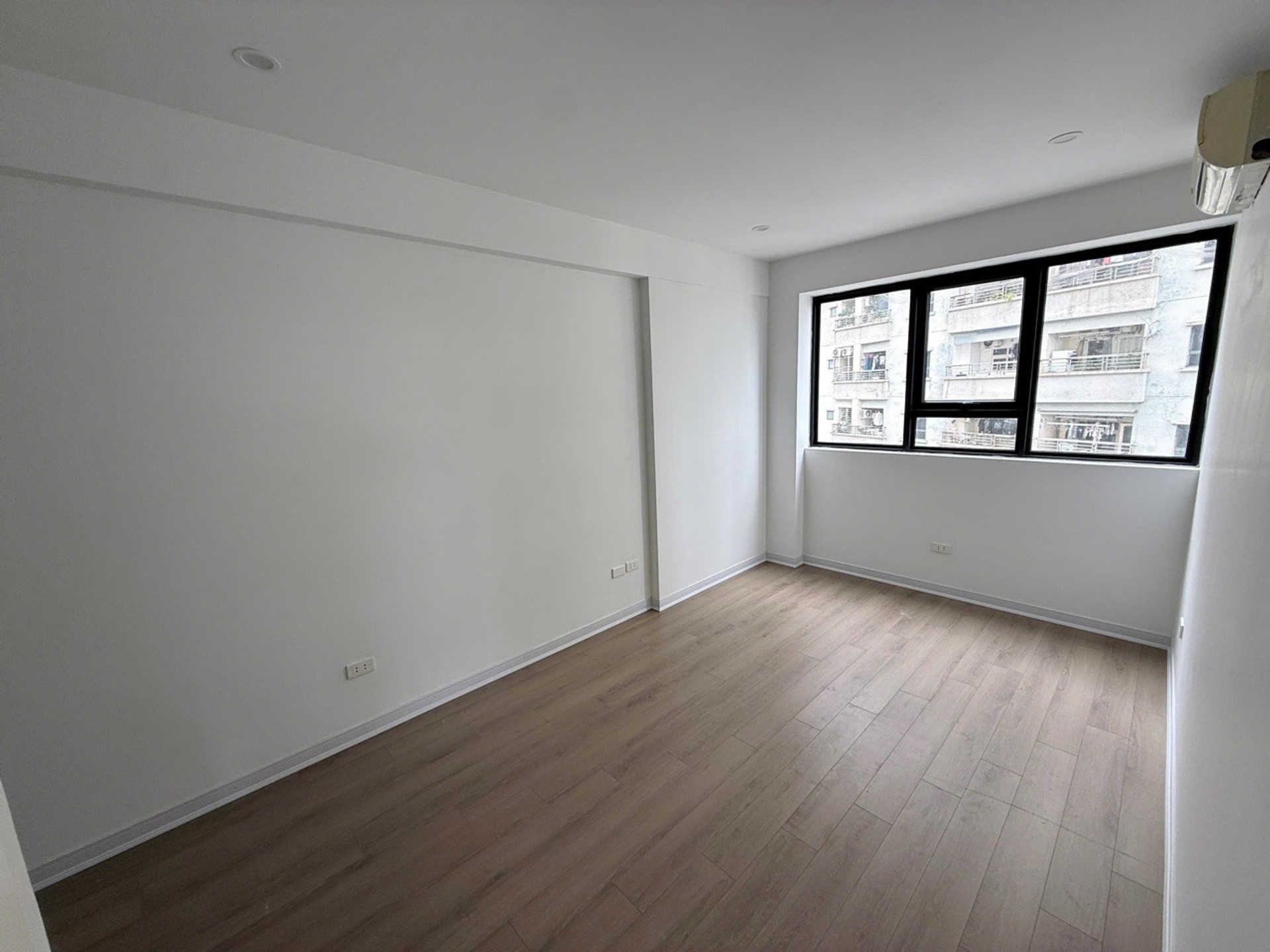 Bán nhà Nghiêm Xuân Yêm - diện tích 97m2 31 tầng - Căn góc 3 thoáng - giá 8 tỷ