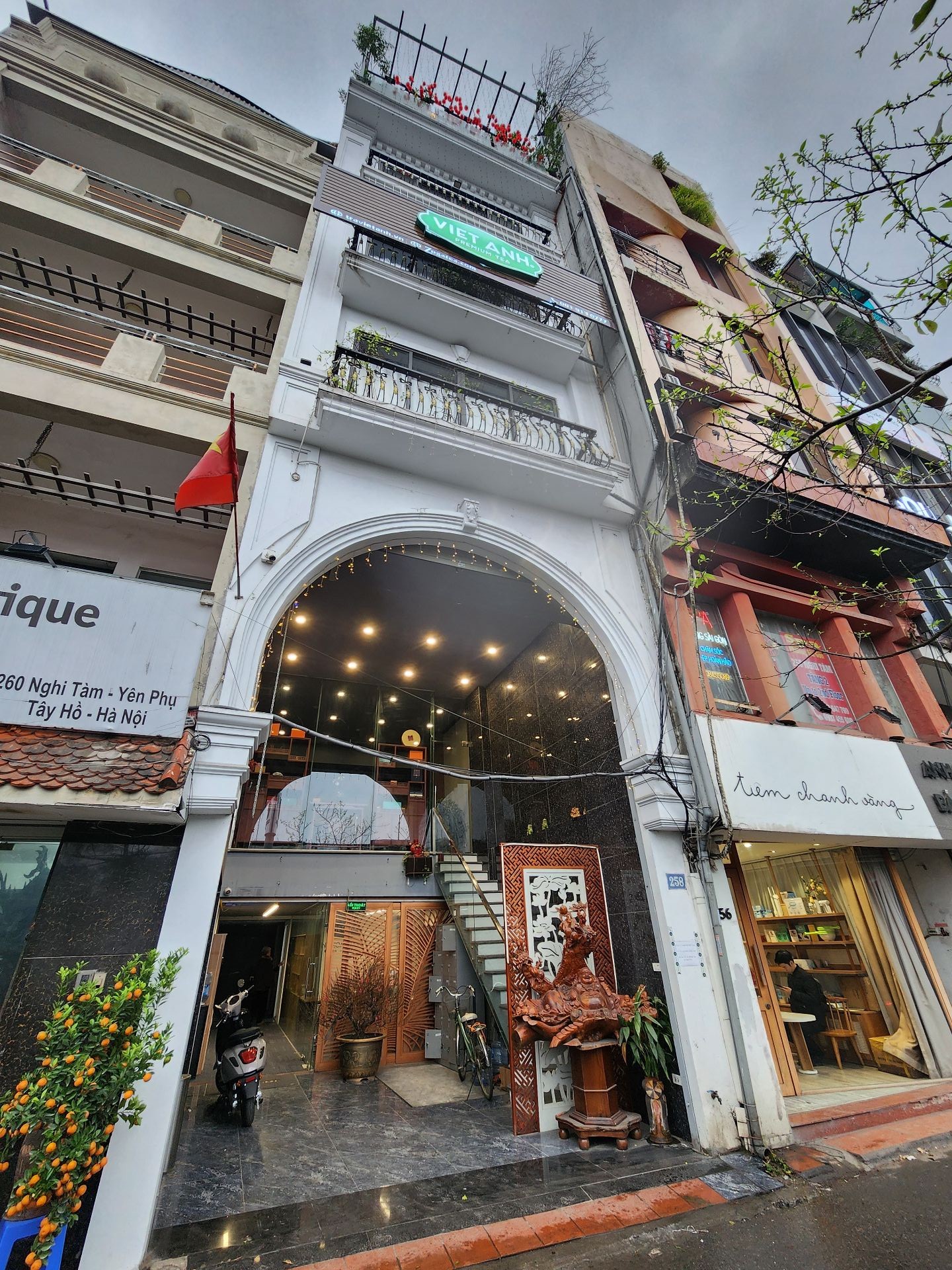 Bán nhà Nghi Tàm - diện tích 81m2 7 tầng - Mặt phố kinh doanh đa dạng - giá 38 tỷ